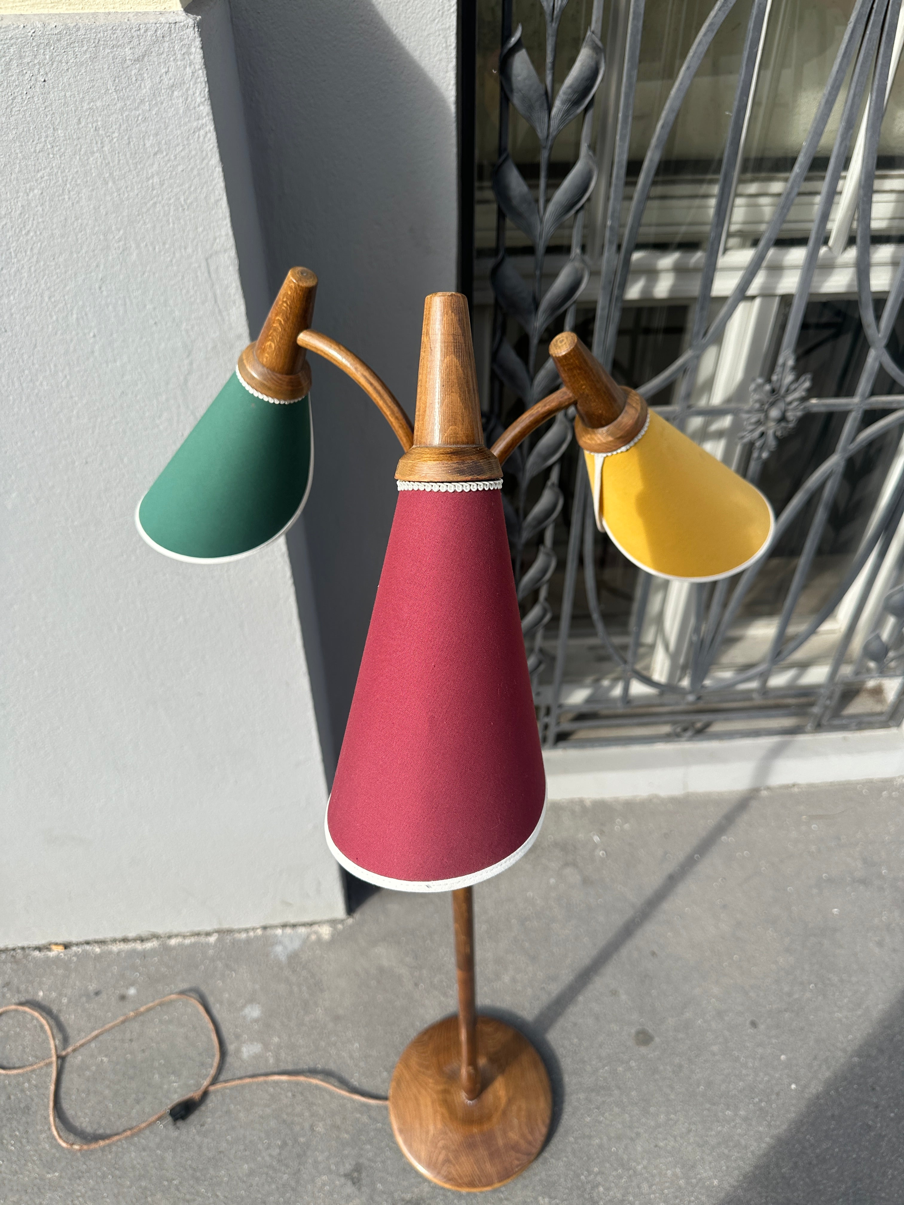Vintage Tütenlampe aus Holz mit farbigen Schirmen