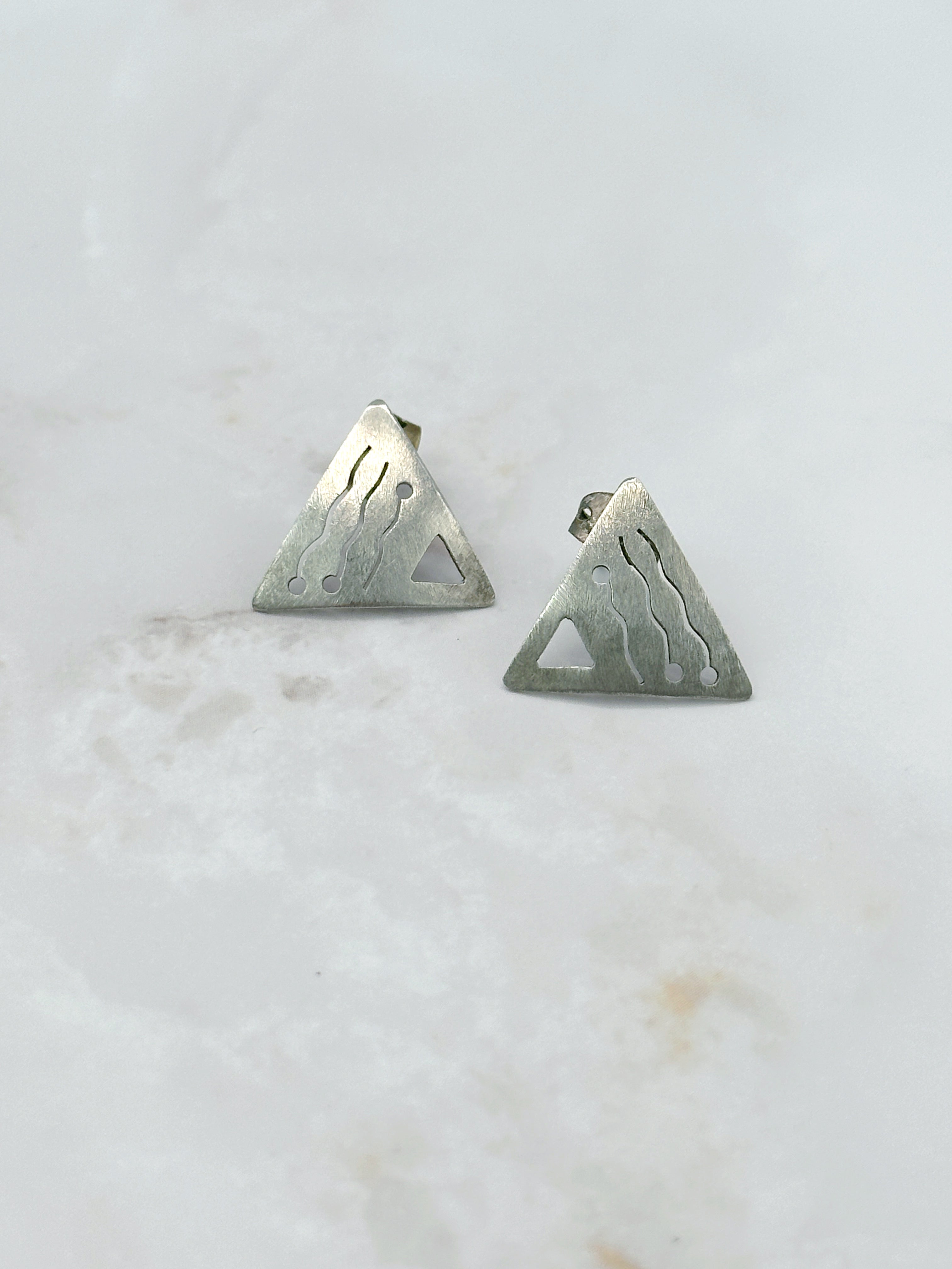 Minimalist Silver Triangle Geometric Stud Earrings – Kunsthandel