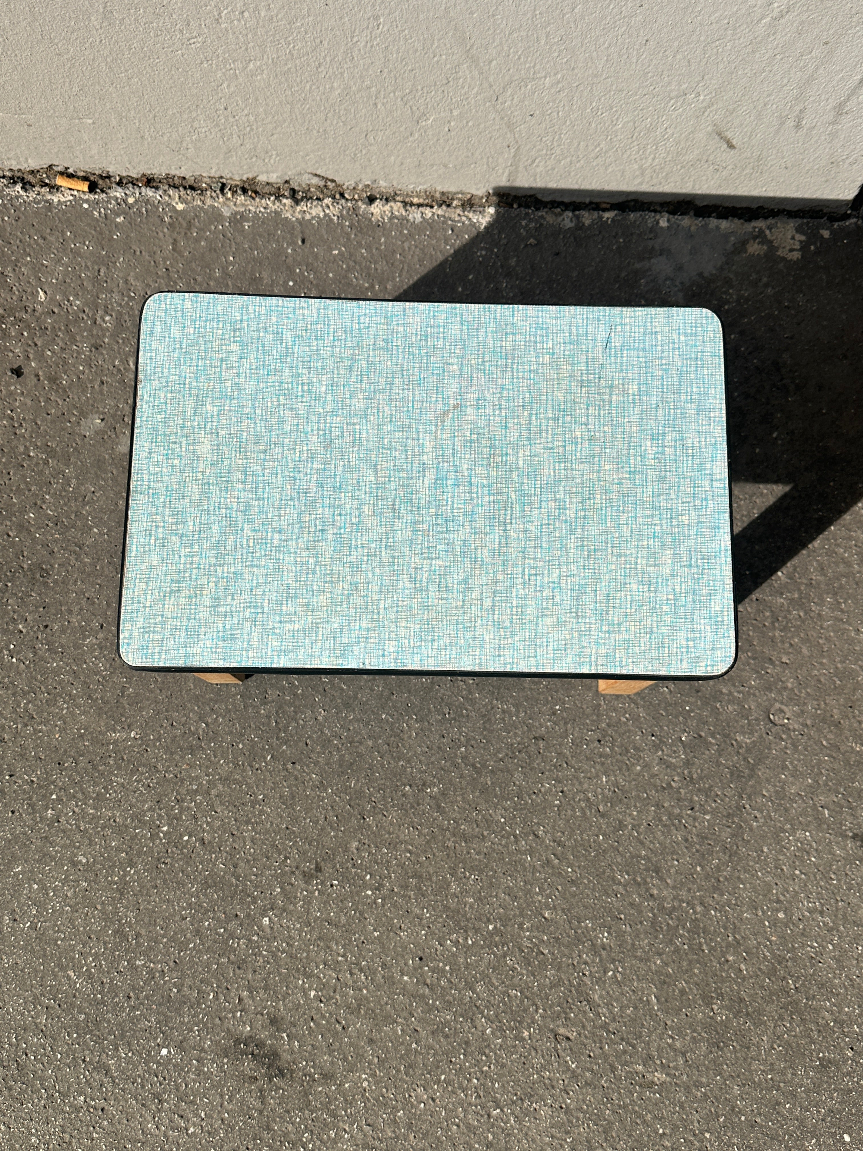 Vintage Hocker / Fußschemel mit hellblauer Formica-Platte