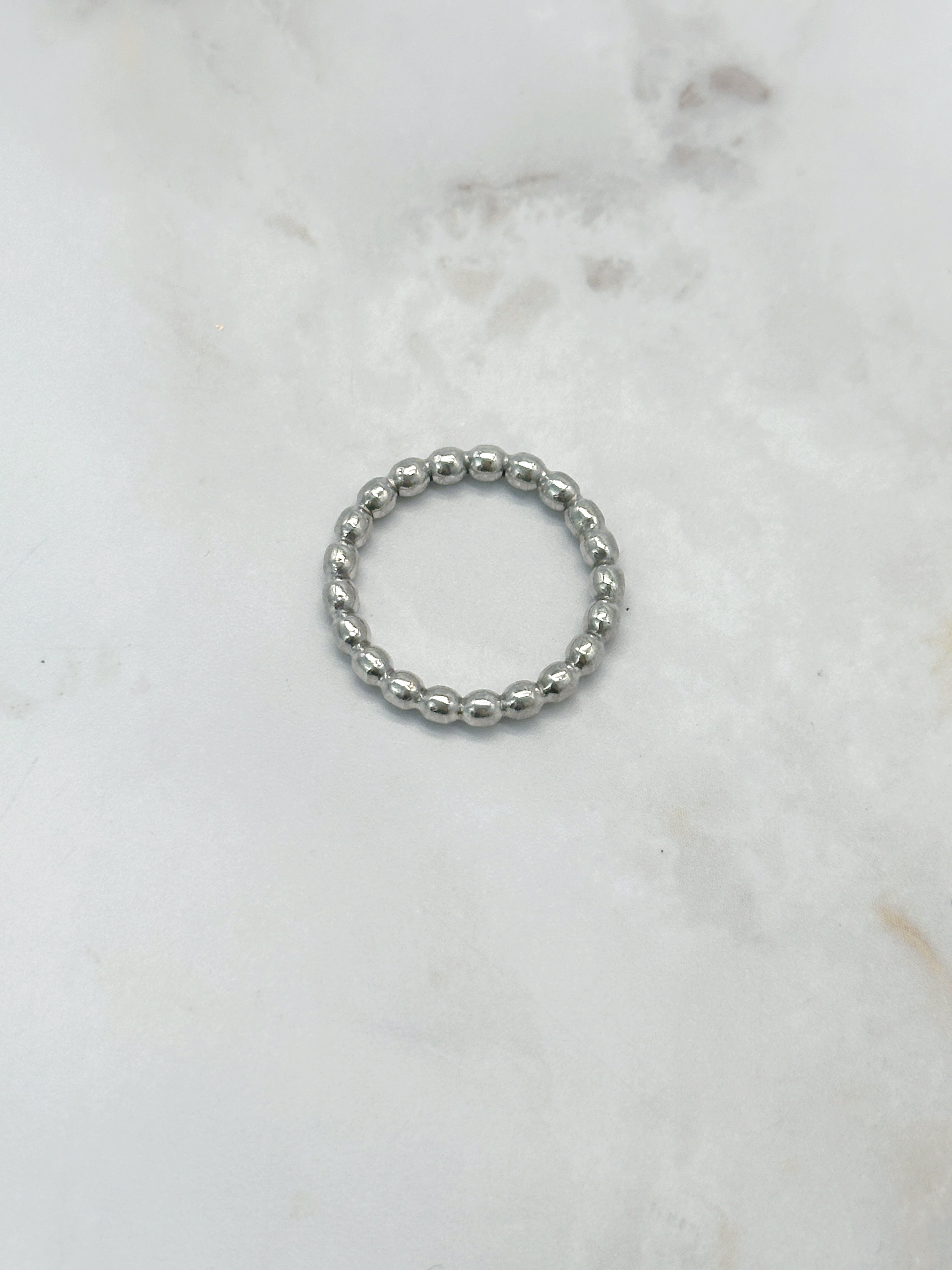 Zarter Vintage Silberring in moderner Kugelform