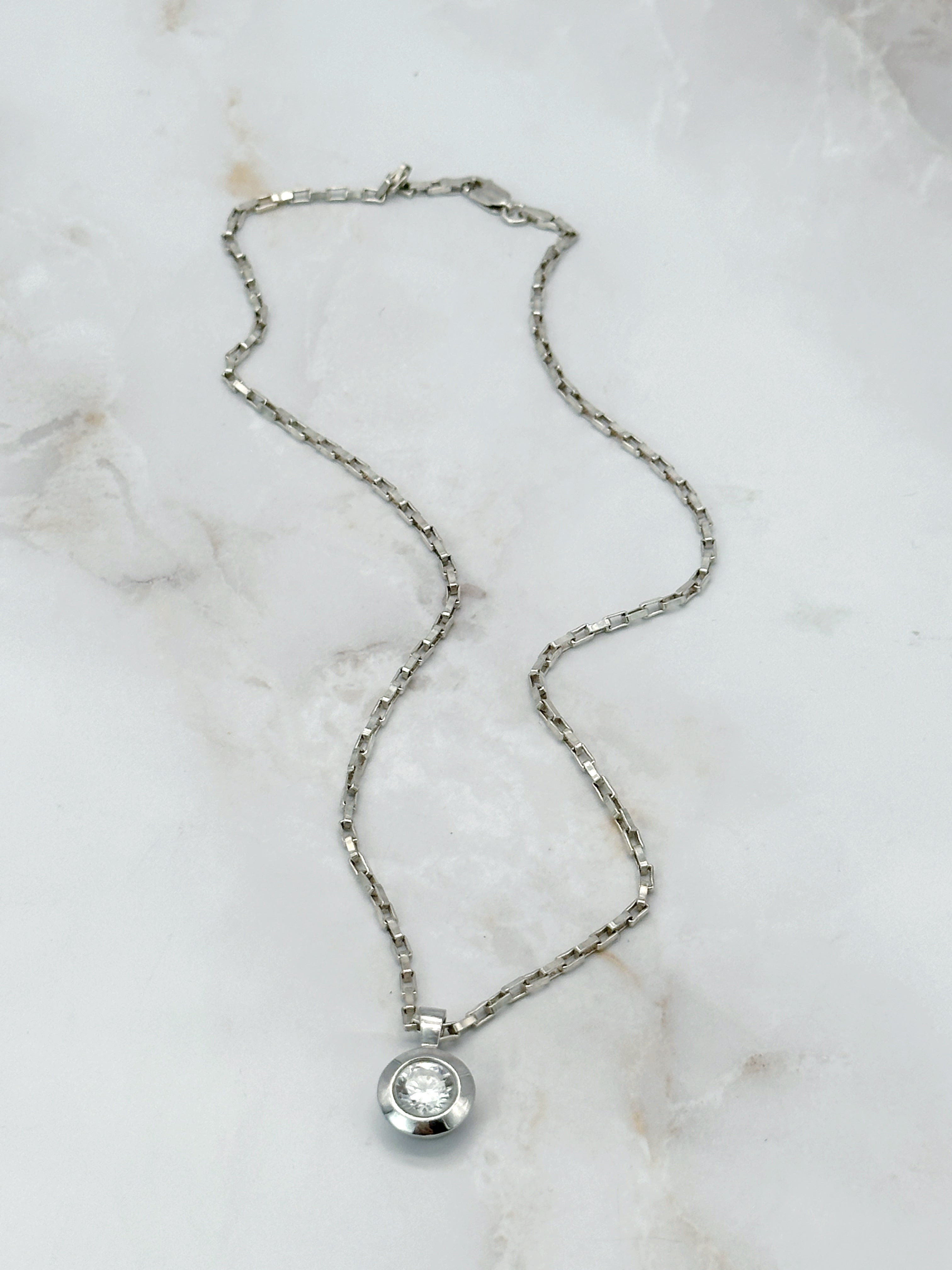 Zarte Silberhalskette mit funkelndem Zirkonia-Solitär