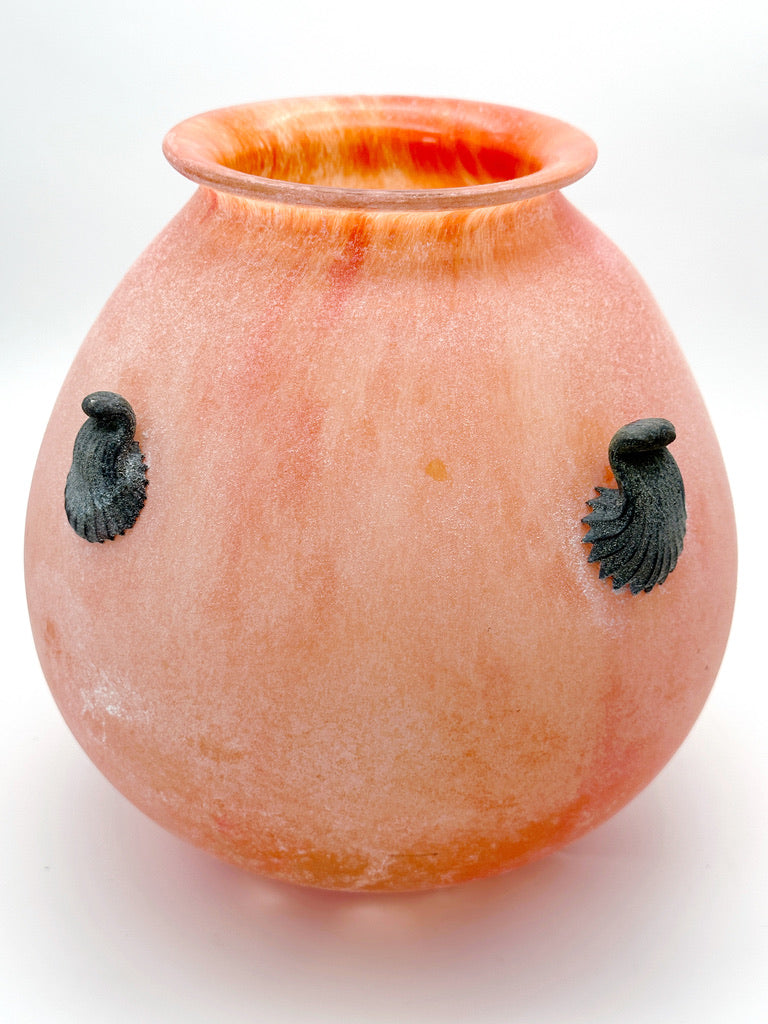Ausgefallene Vase aus orangem Eisglas mit schwarzen Elementen – Kunsthandel Pichler