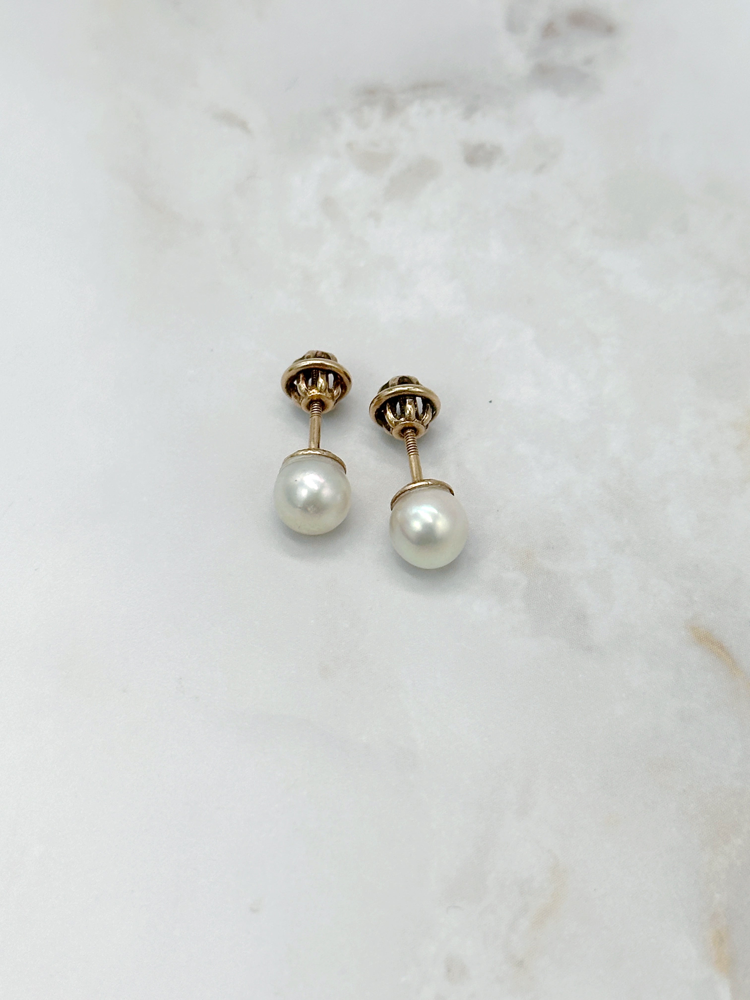 Classic pearl stud earrings gold with cultured pearl