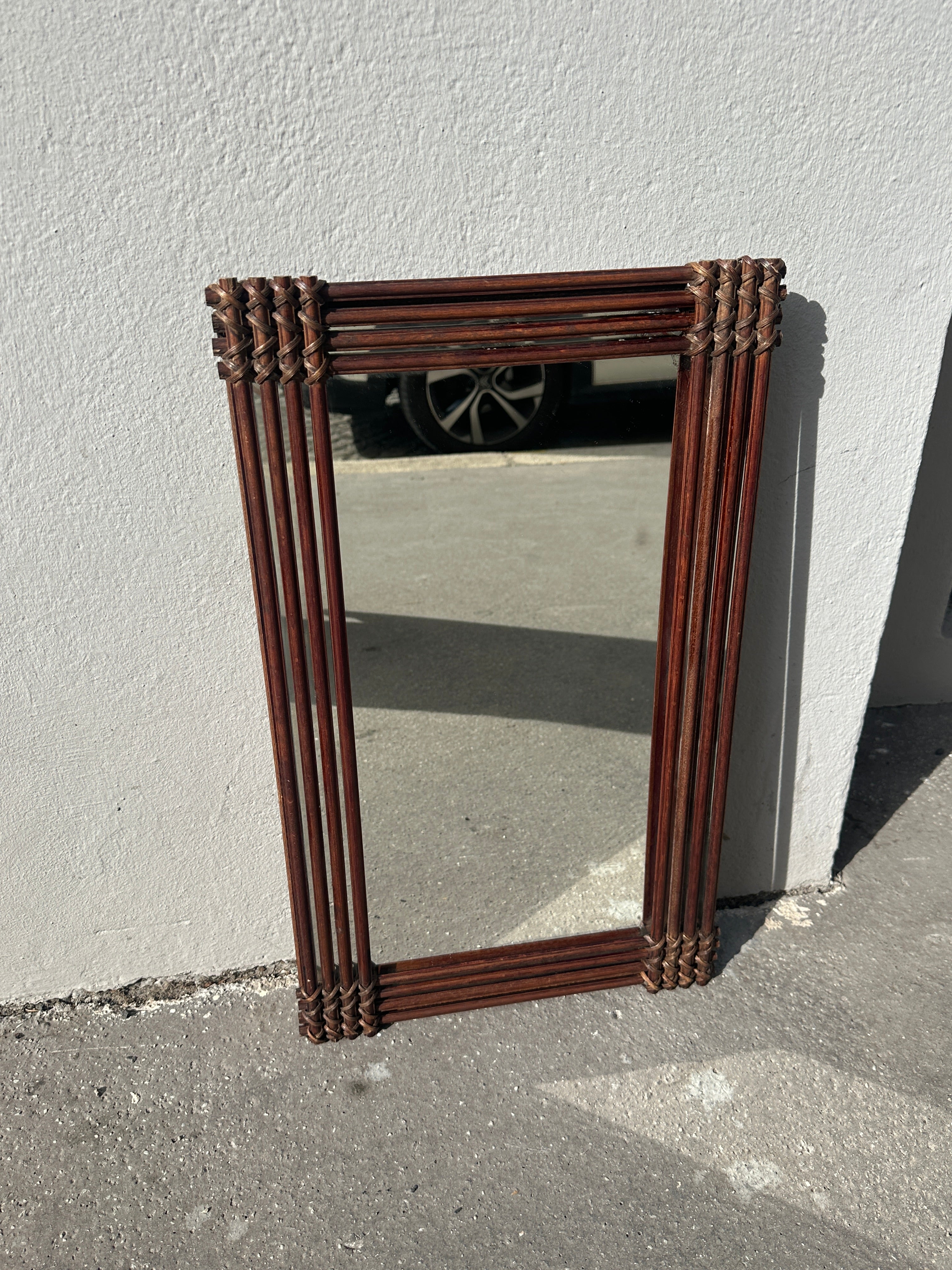 Vintage Wandspiegel mit geflochtenem Rattan-Rahmen