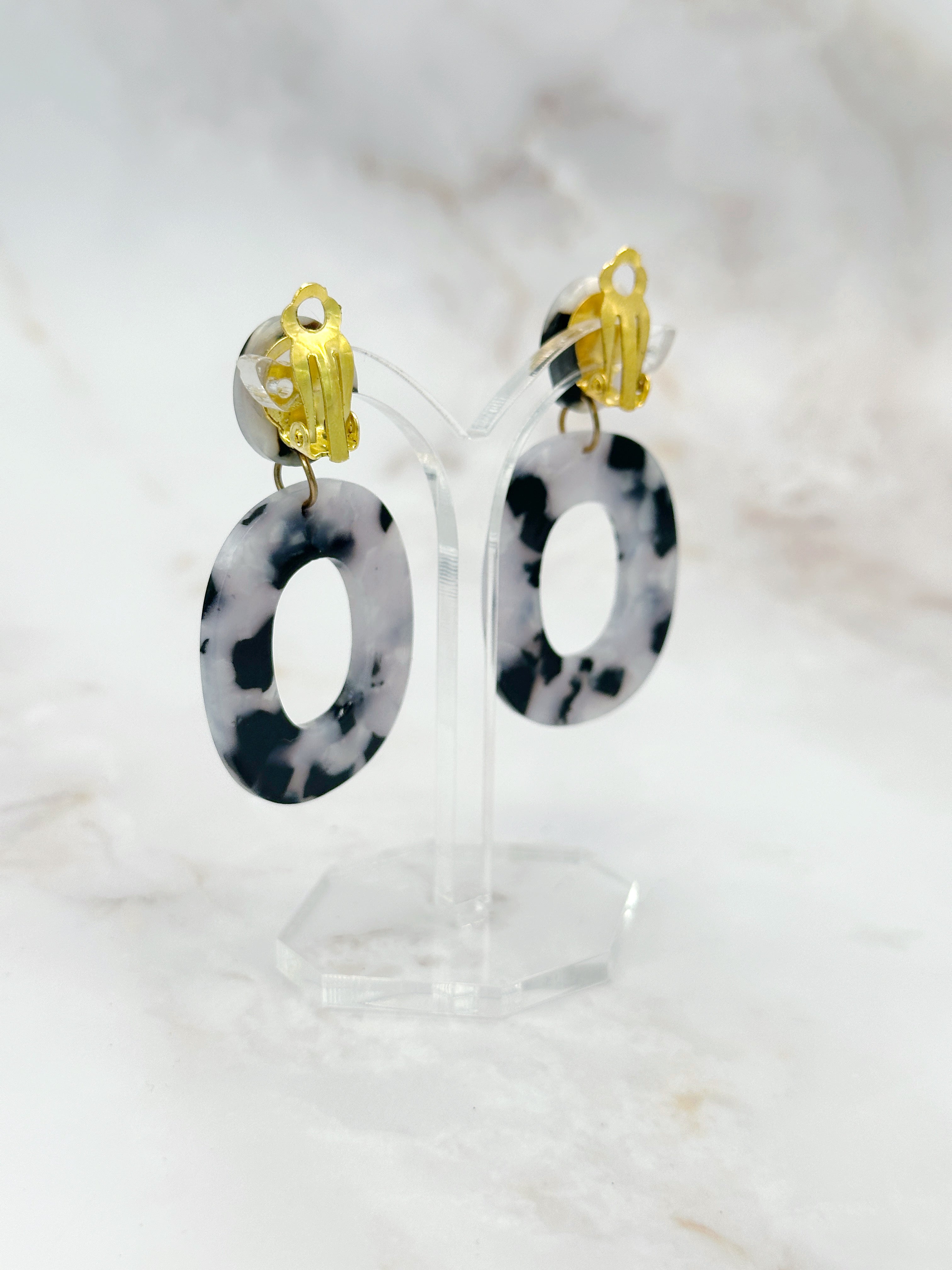 Vintage Statement-Ohrclips aus Acryl in Schwarz-Weiß