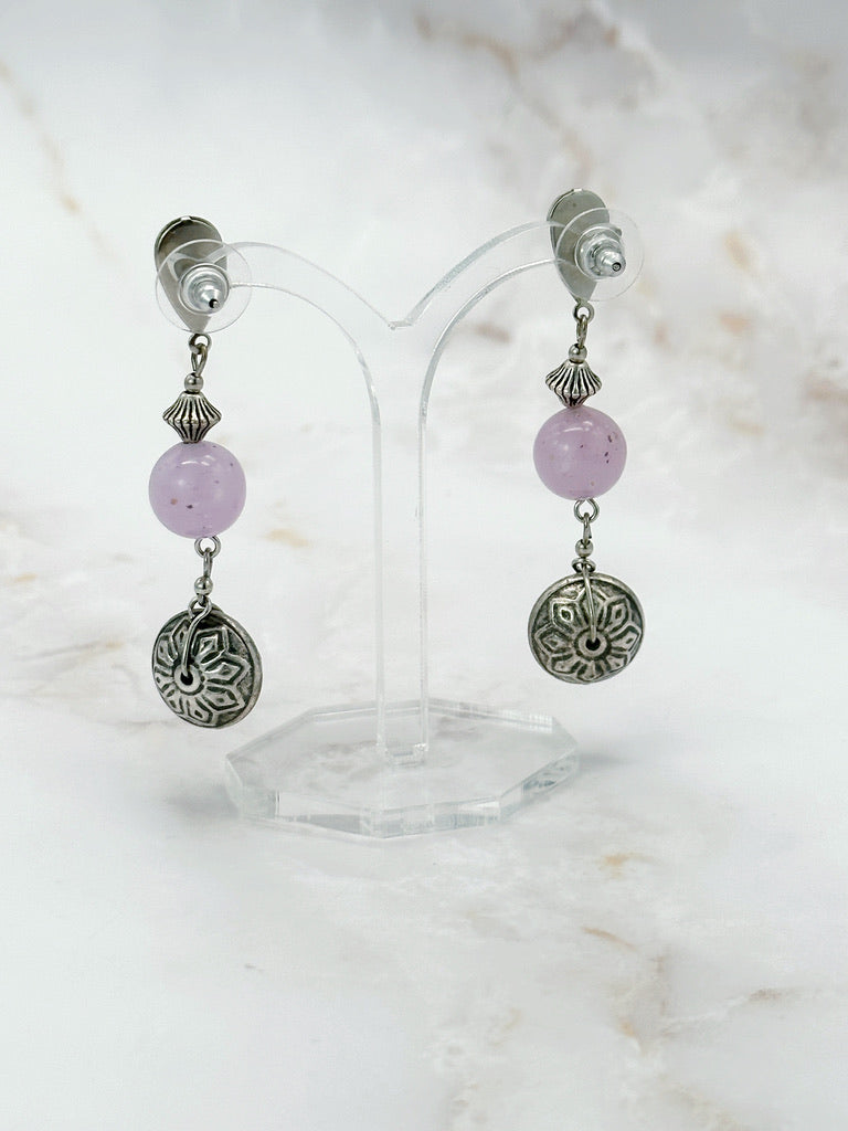 Zauberhafte Akzente: Vintage Ohrringe mit versilberten Teilen und fliederfarbenem Glas