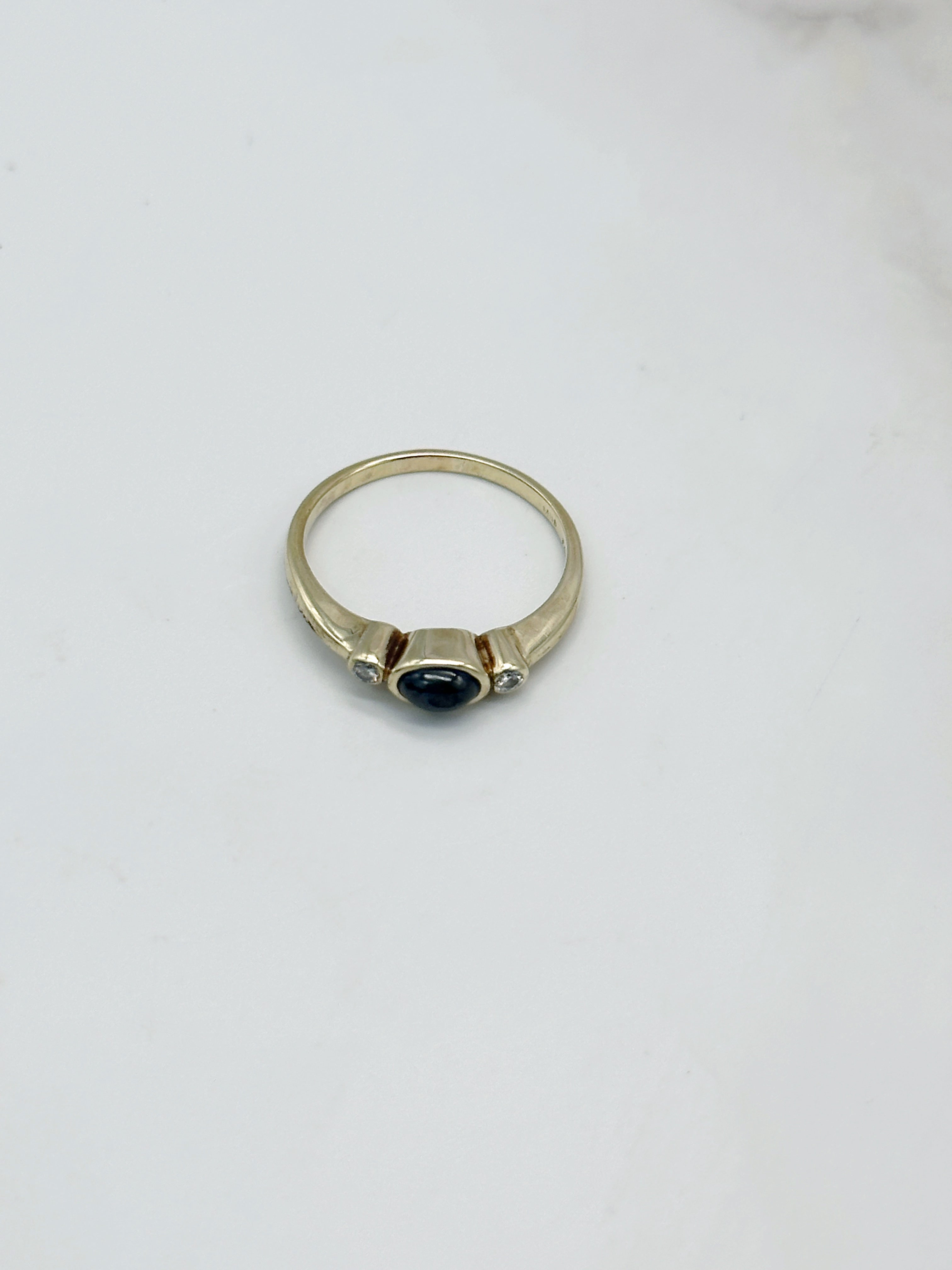 Zeitloser Vintage Goldring mit Saphir Cabochon und Diamanten