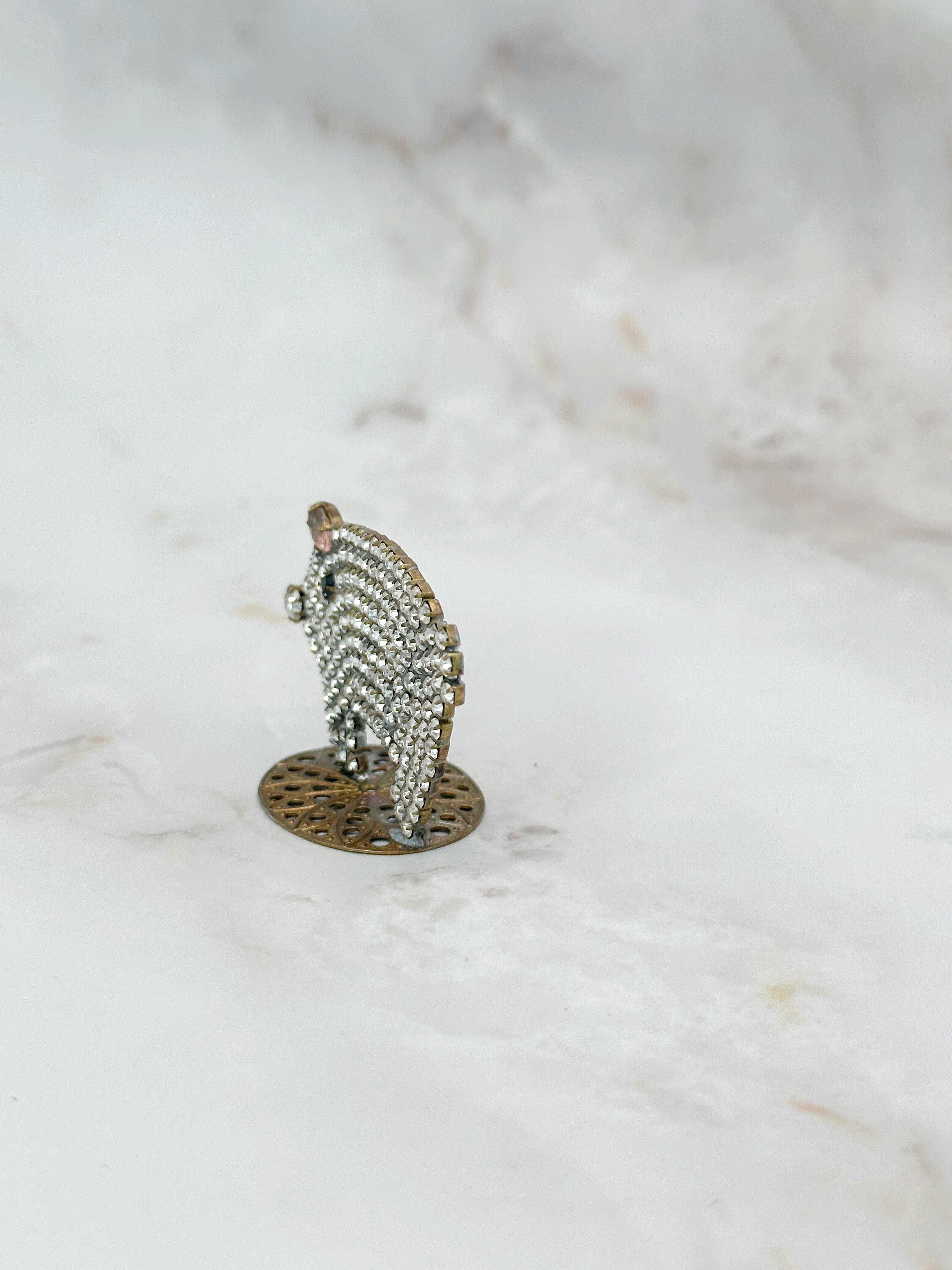 Funkelndes Gablonzer Glücksschwein aus Strass