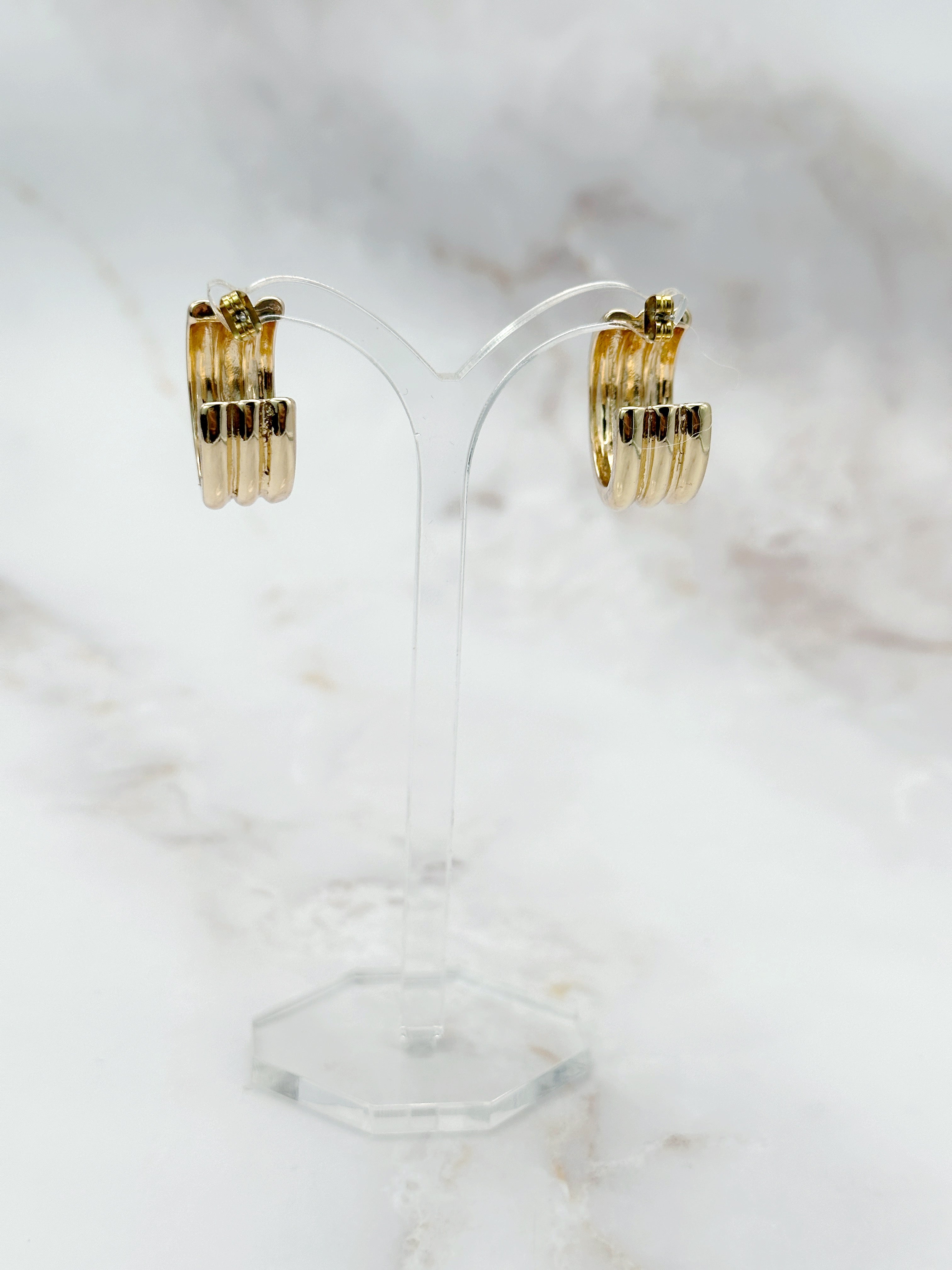 Breite vergoldete Creolen