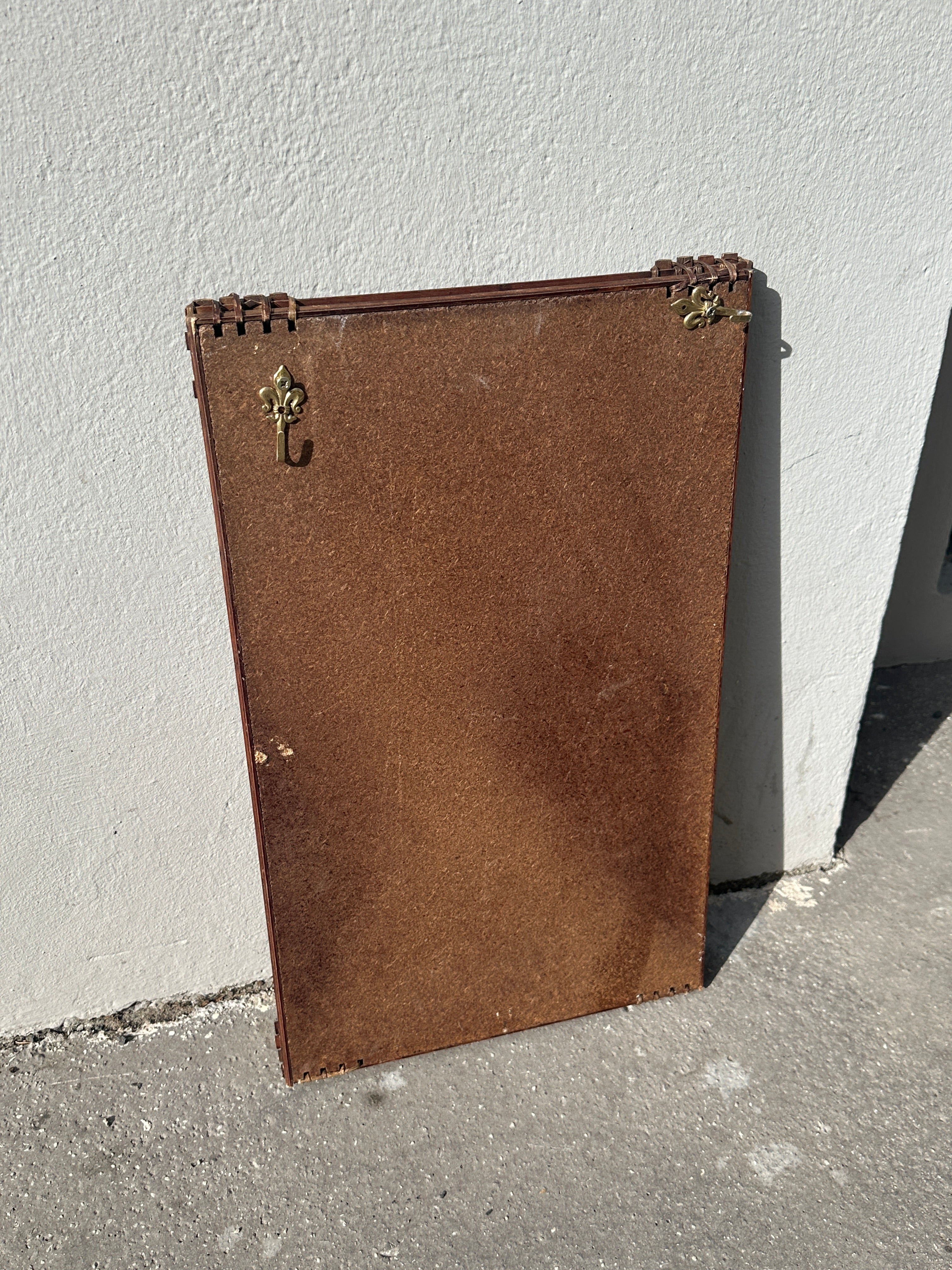 Vintage Wandspiegel mit geflochtenem Rattan-Rahmen