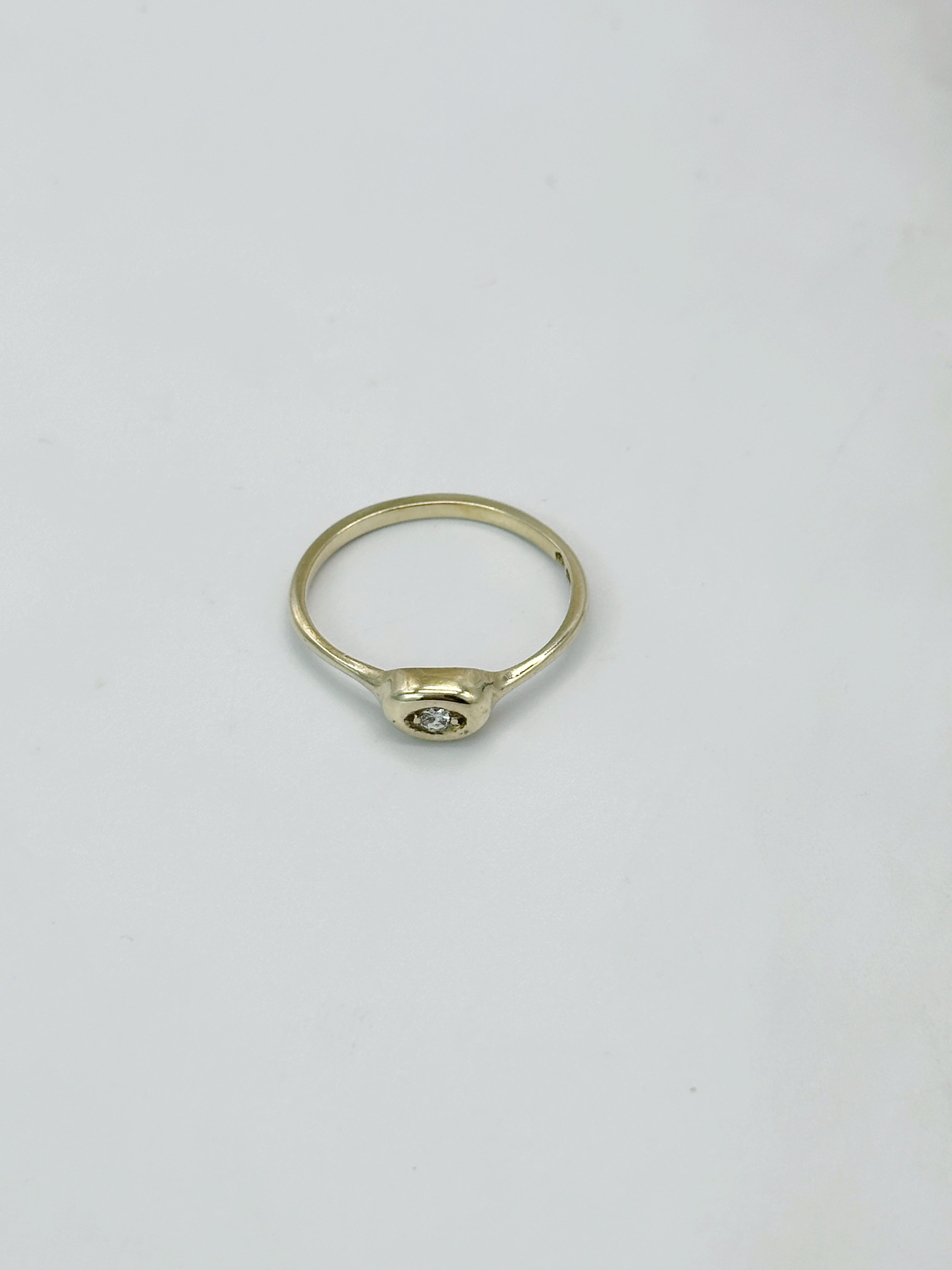 Zarter Diamantring in 585 Gelbgold mit ovalem Design