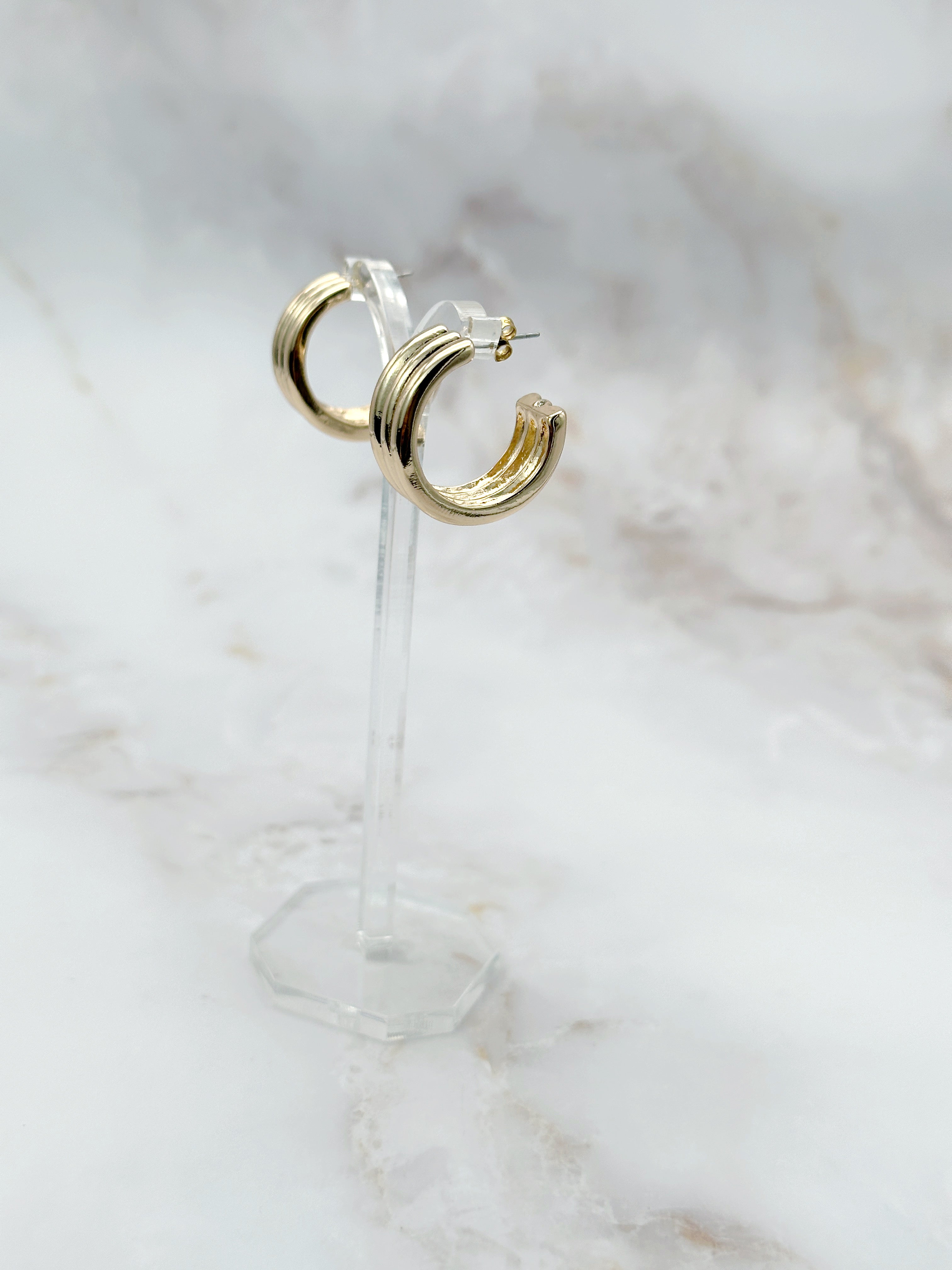 Breite vergoldete Creolen