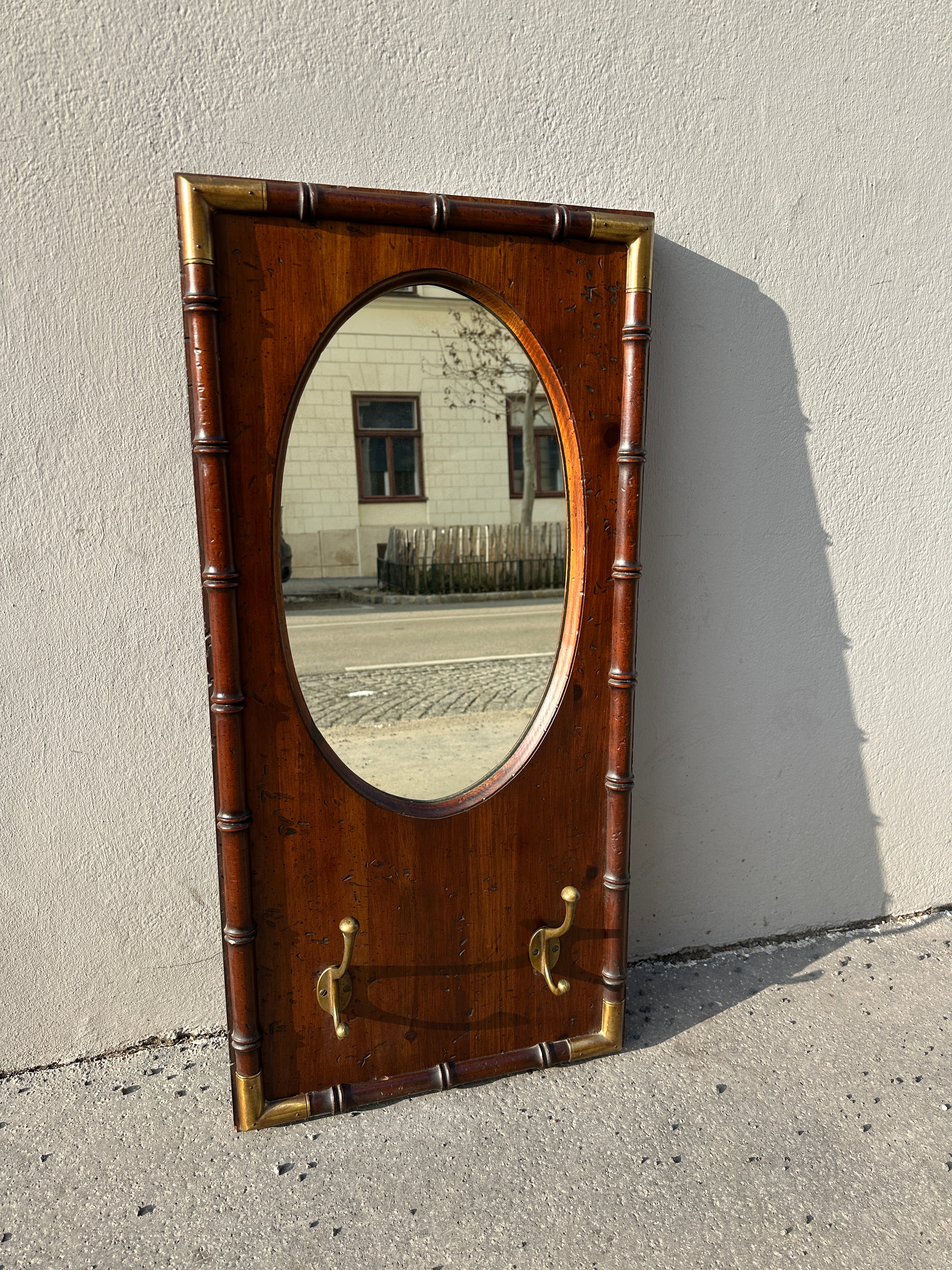 Massive Holz-Garderobe im Bambus-Look mit Spiegel und Messinghaken –  Kunsthandel Pichler