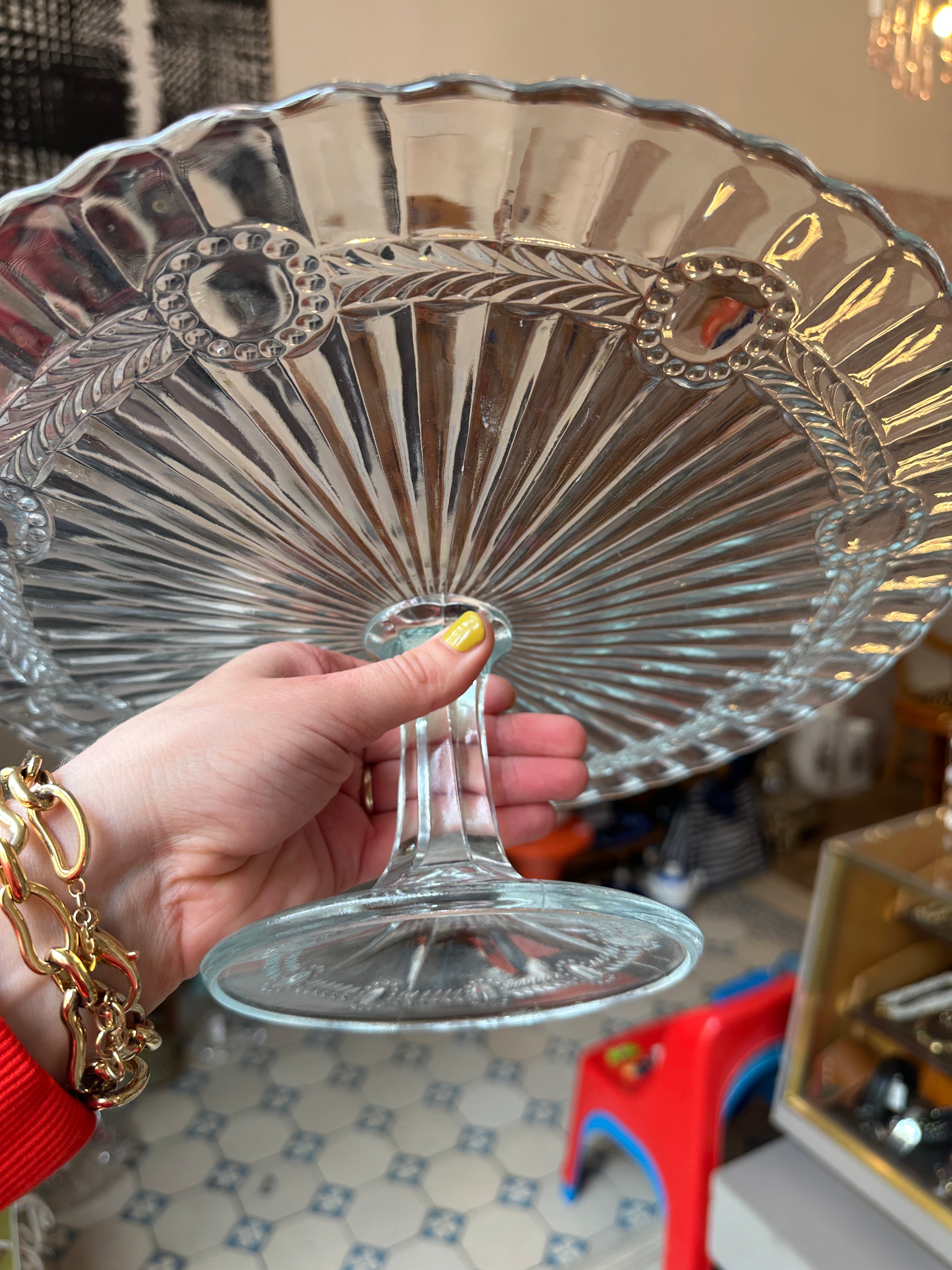 Cake plate with base made of pressed glass