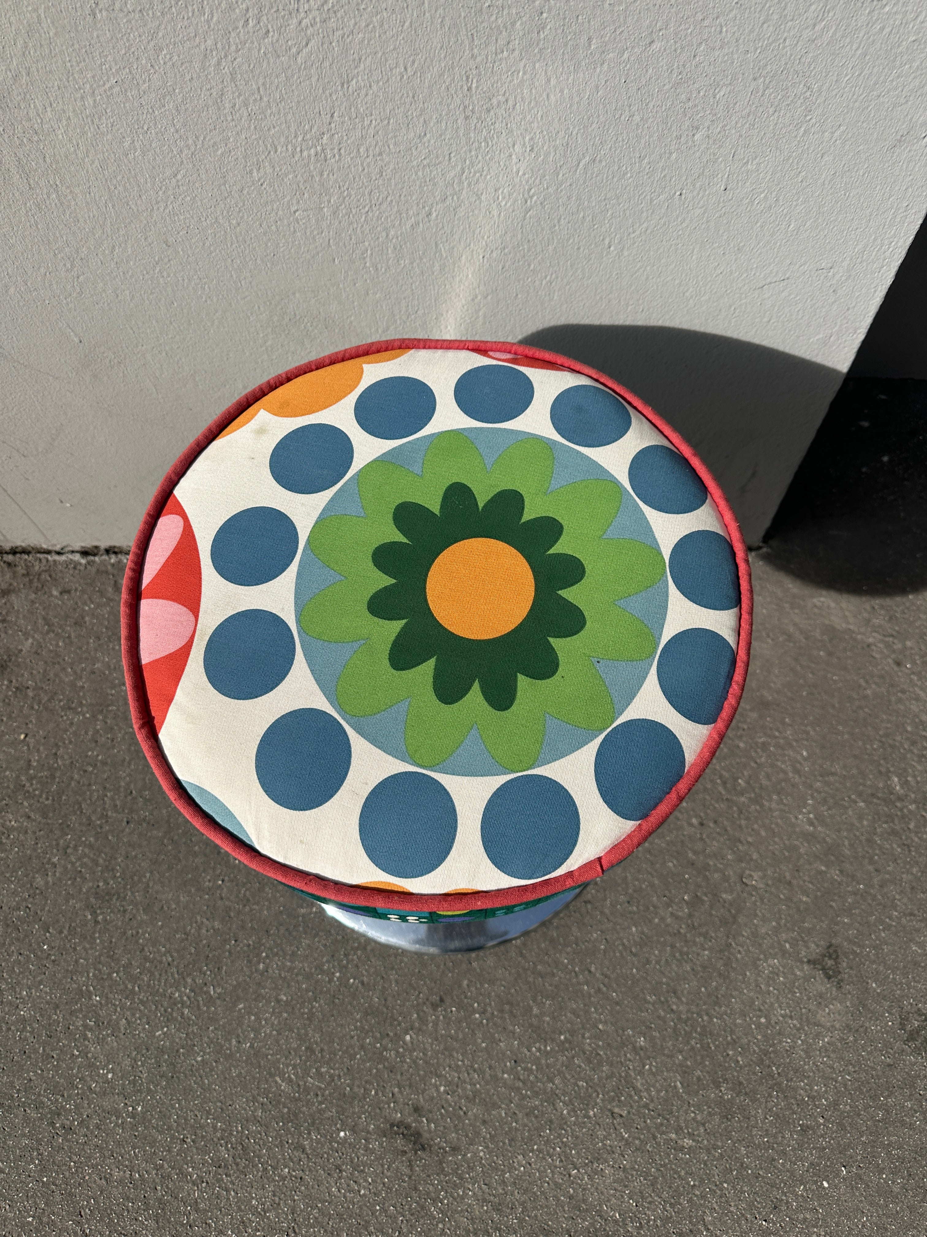 Mid-Century Hocker mit Tulpenfuß und buntem Retro-Stoff