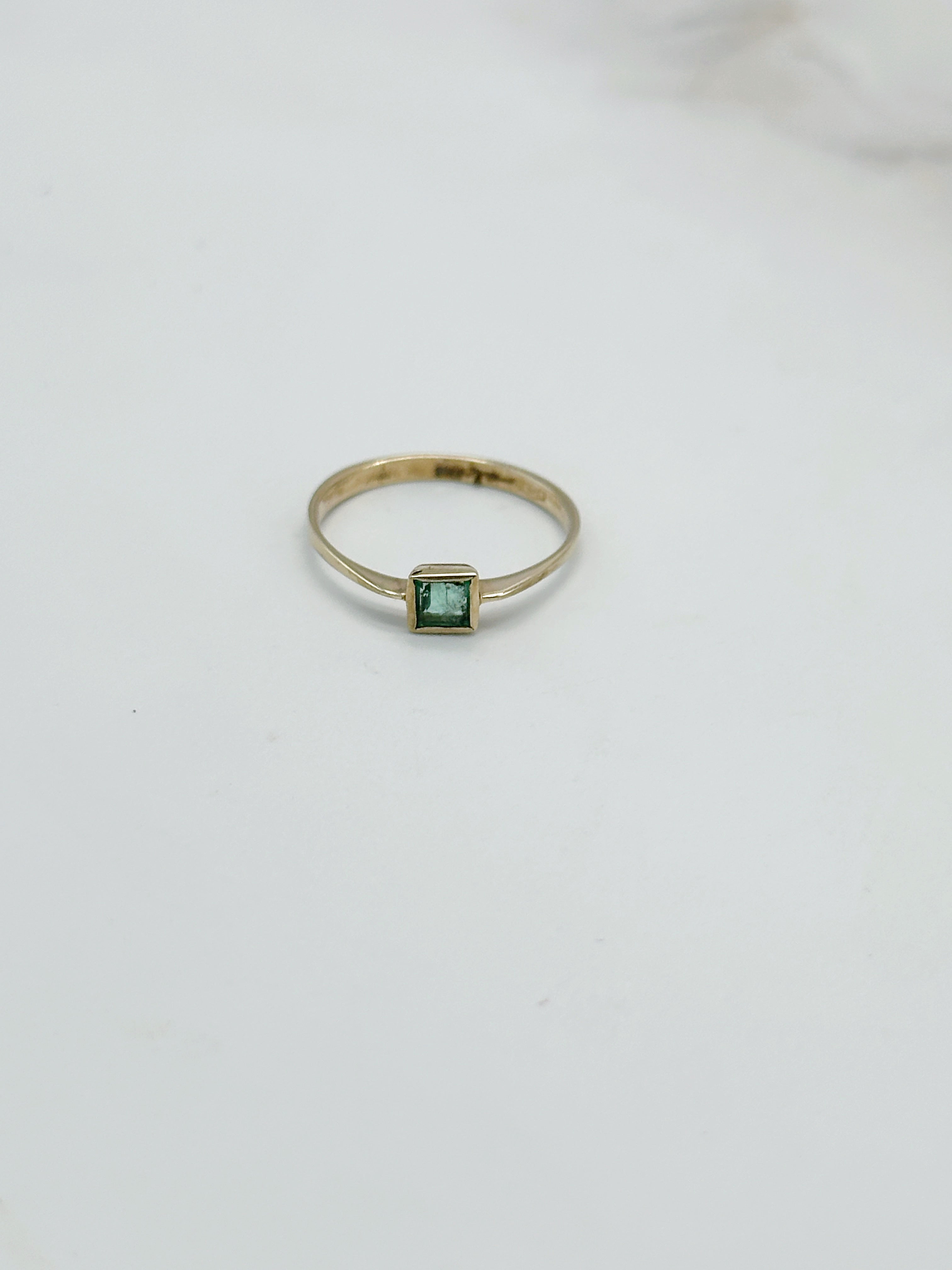 Zarter Goldring mit quadratischem Smaragd