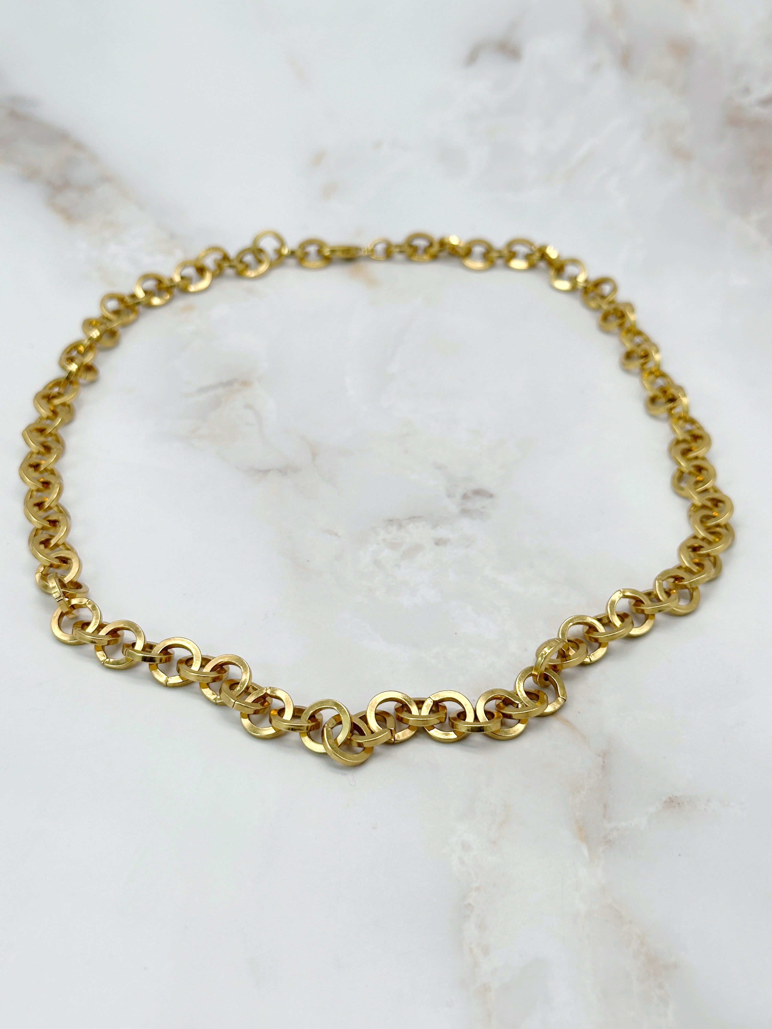 Classic, gold-plated link chain with round elements