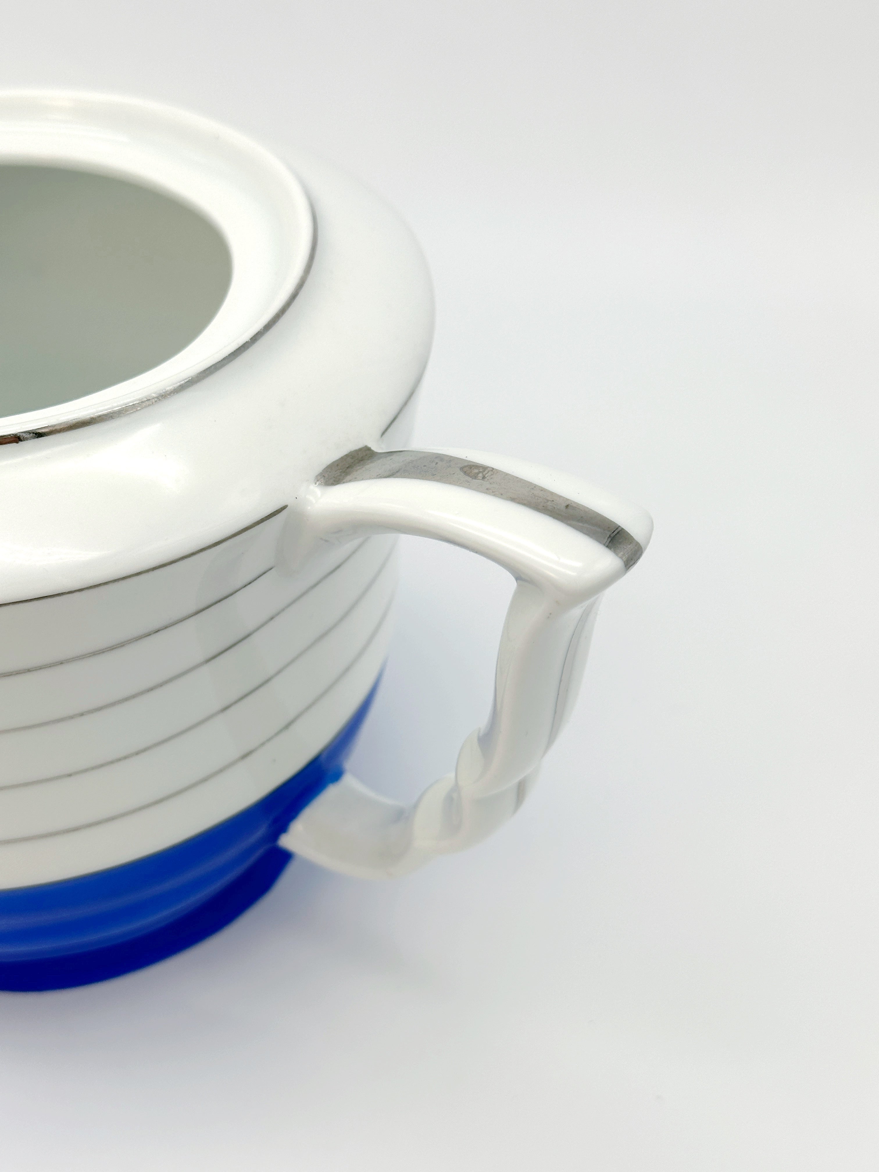 Wunderschöne Teekanne aus Porzellan