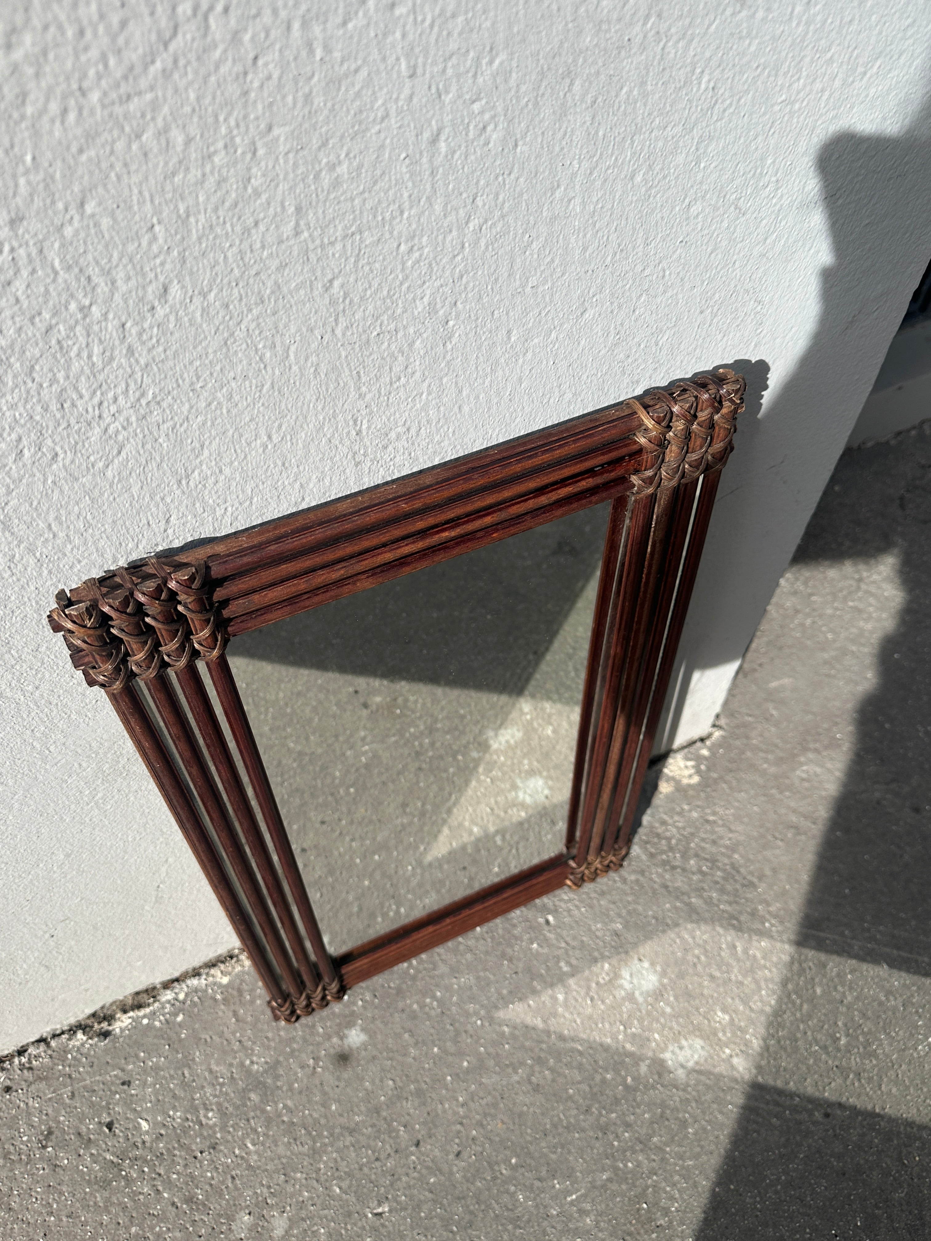 Vintage Wandspiegel mit geflochtenem Rattan-Rahmen