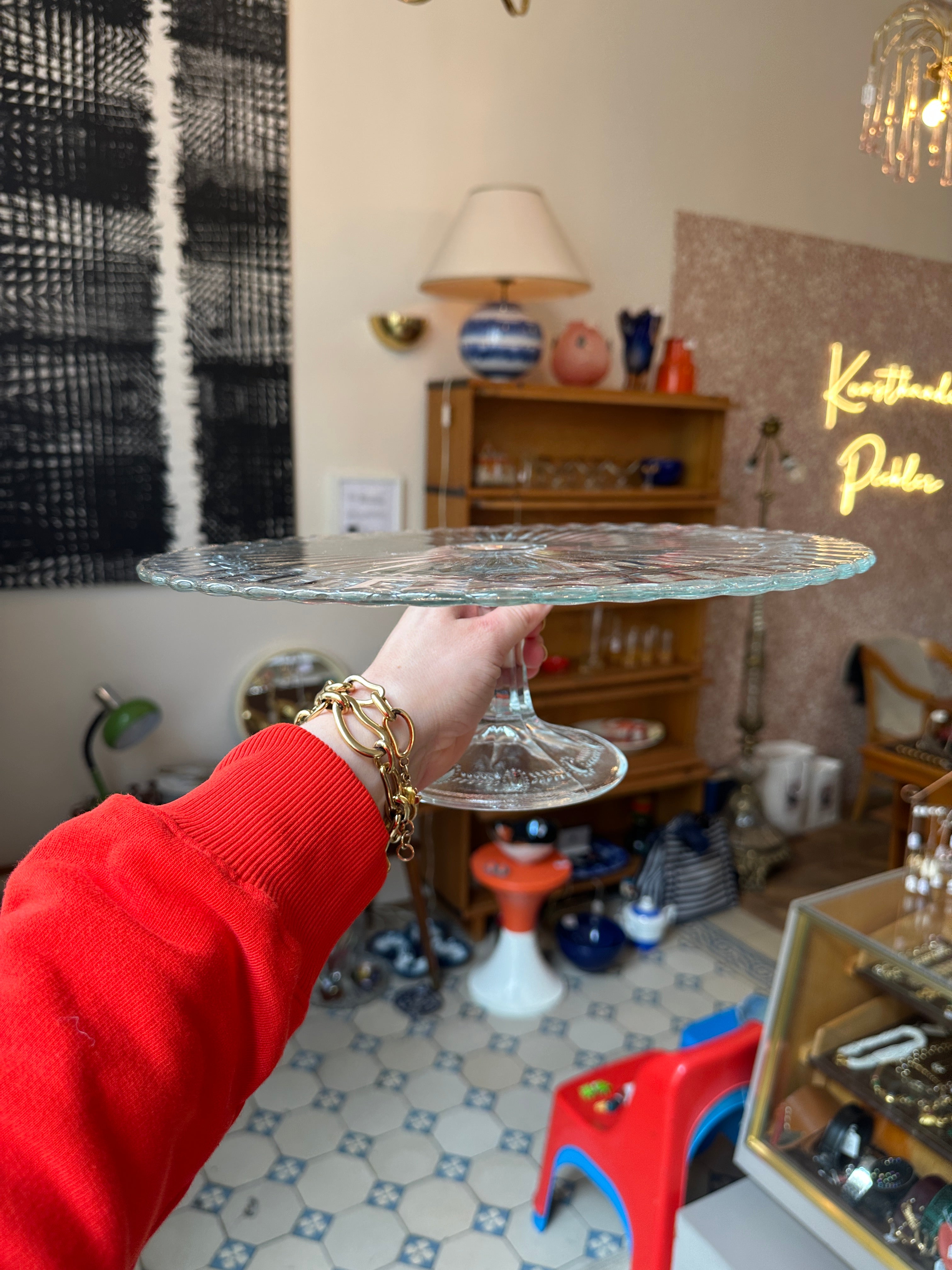 Cake plate with base made of pressed glass