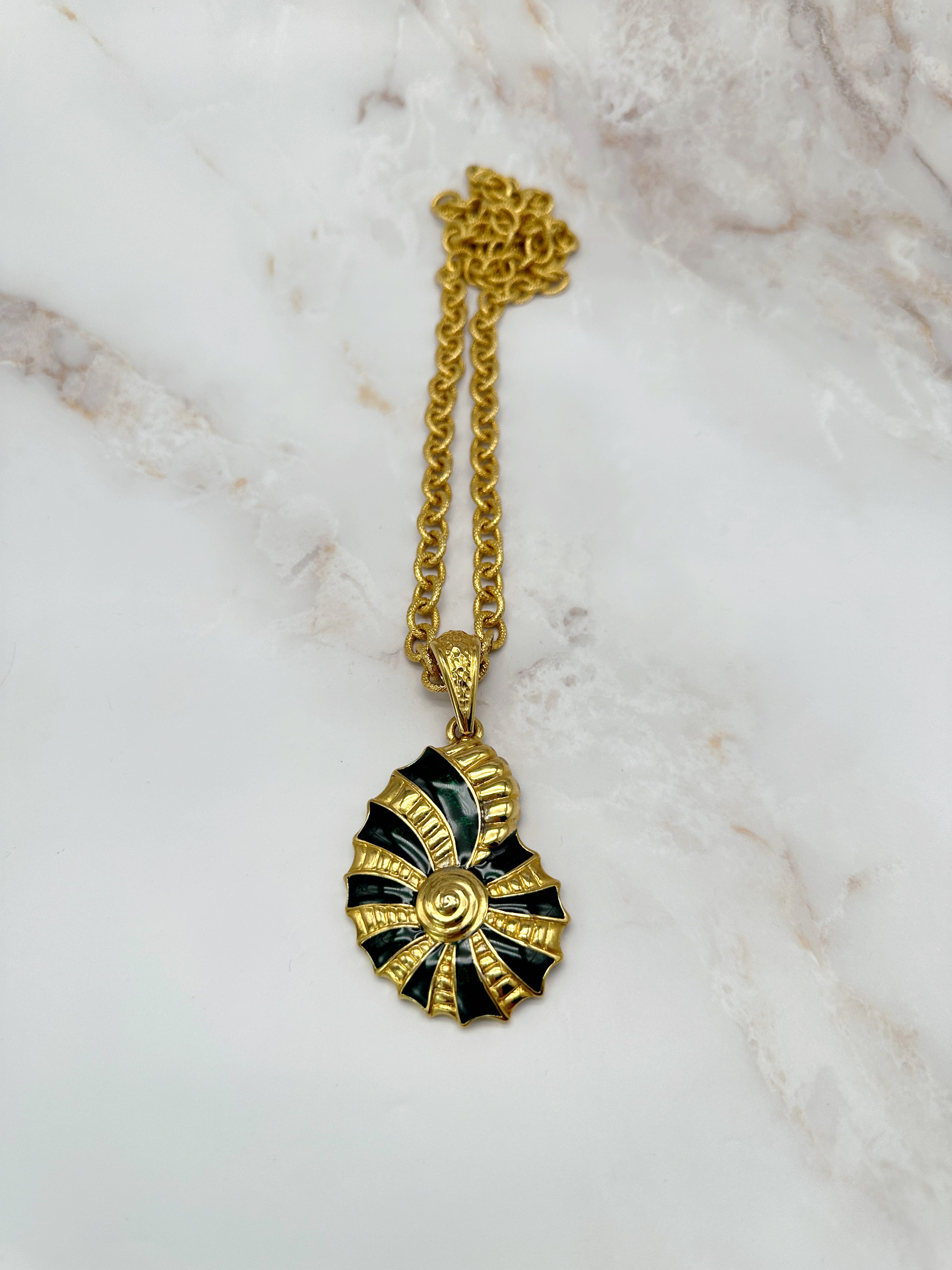Statement shell necklace