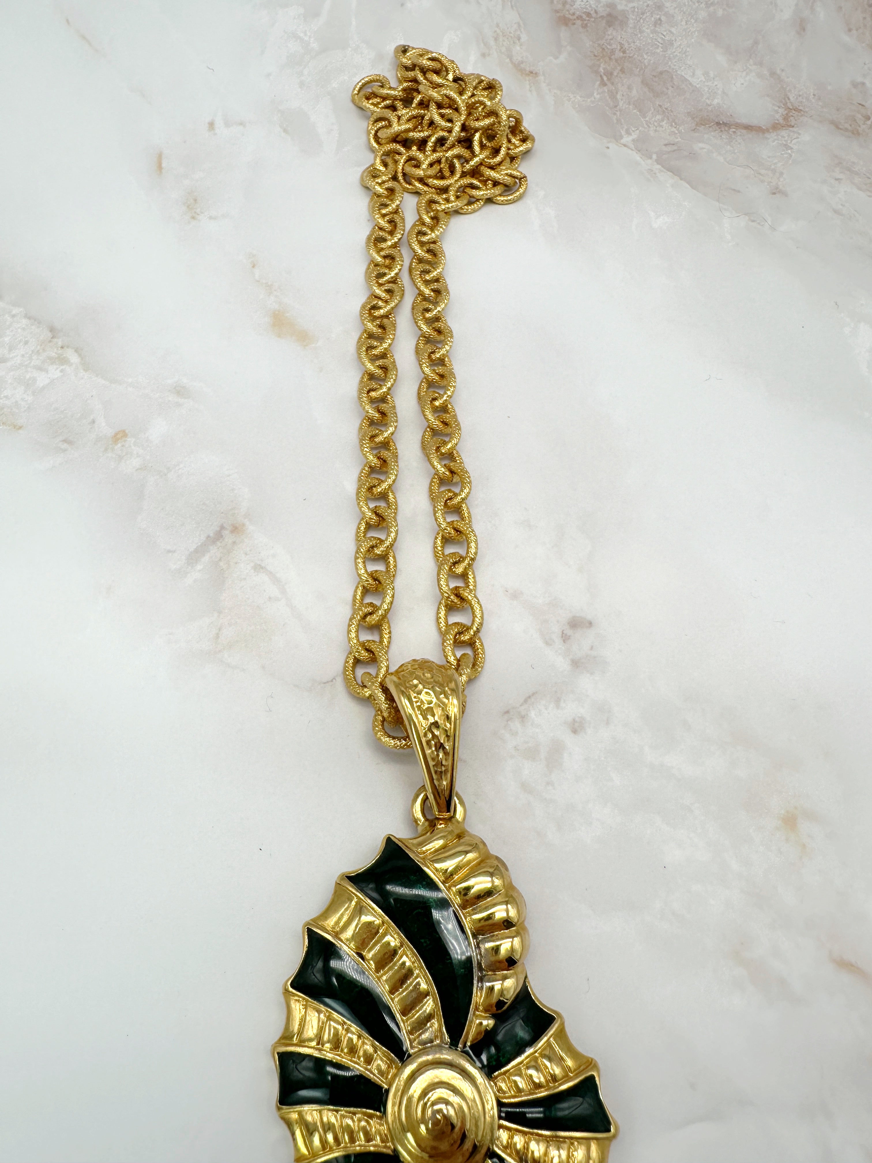 Statement shell necklace
