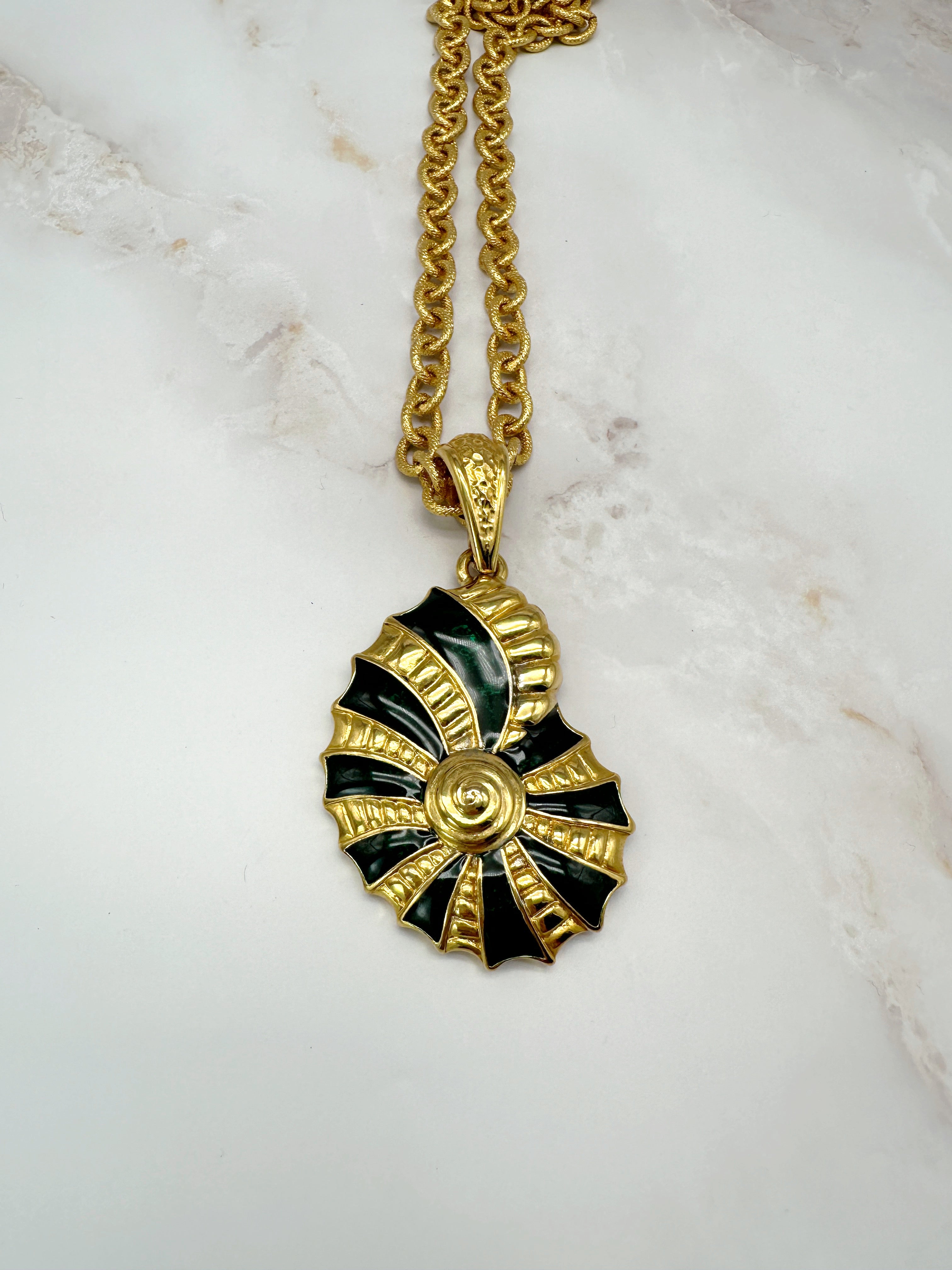 Statement shell necklace