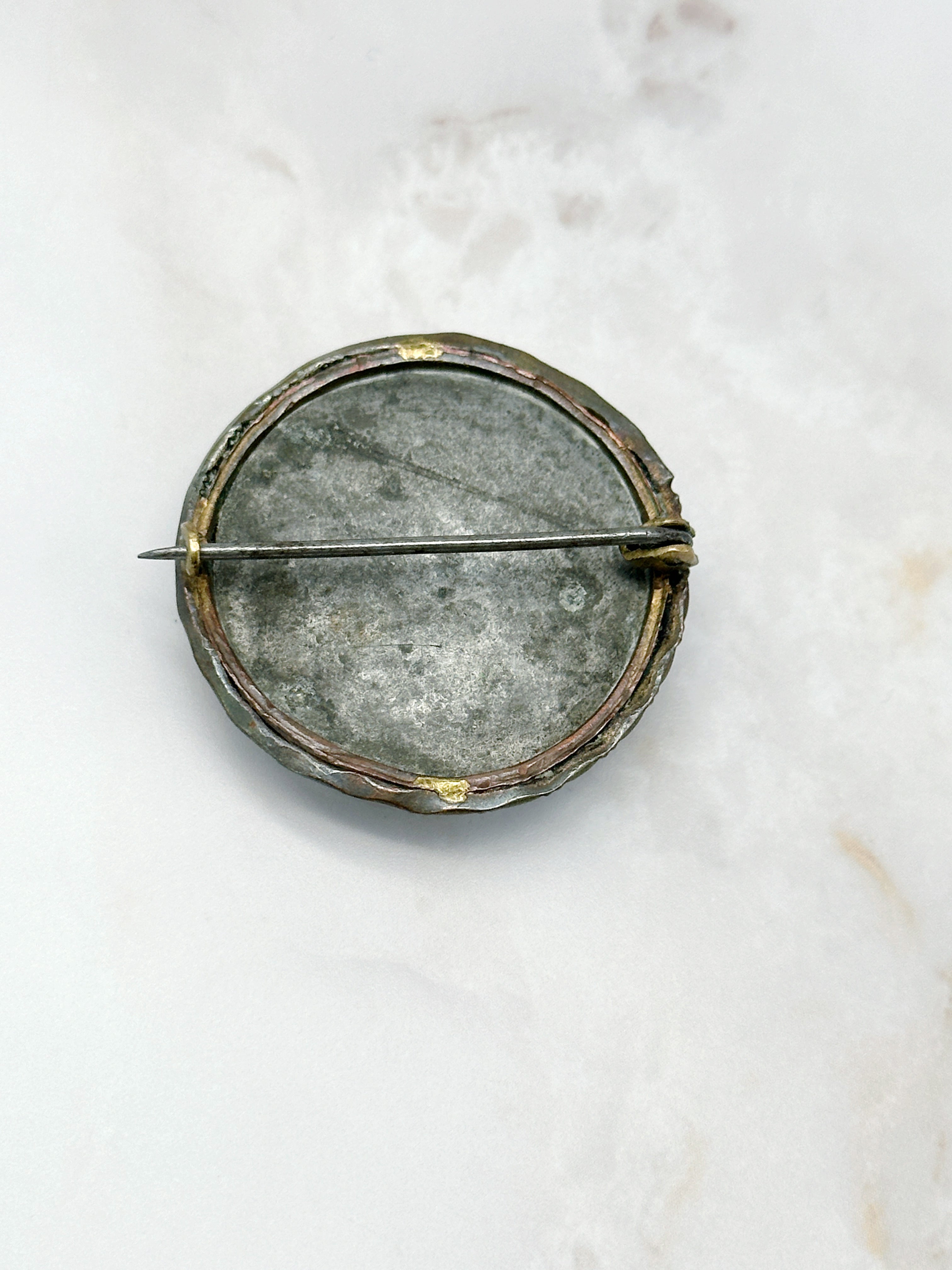 Antike Brosche mit Rosenmotiv