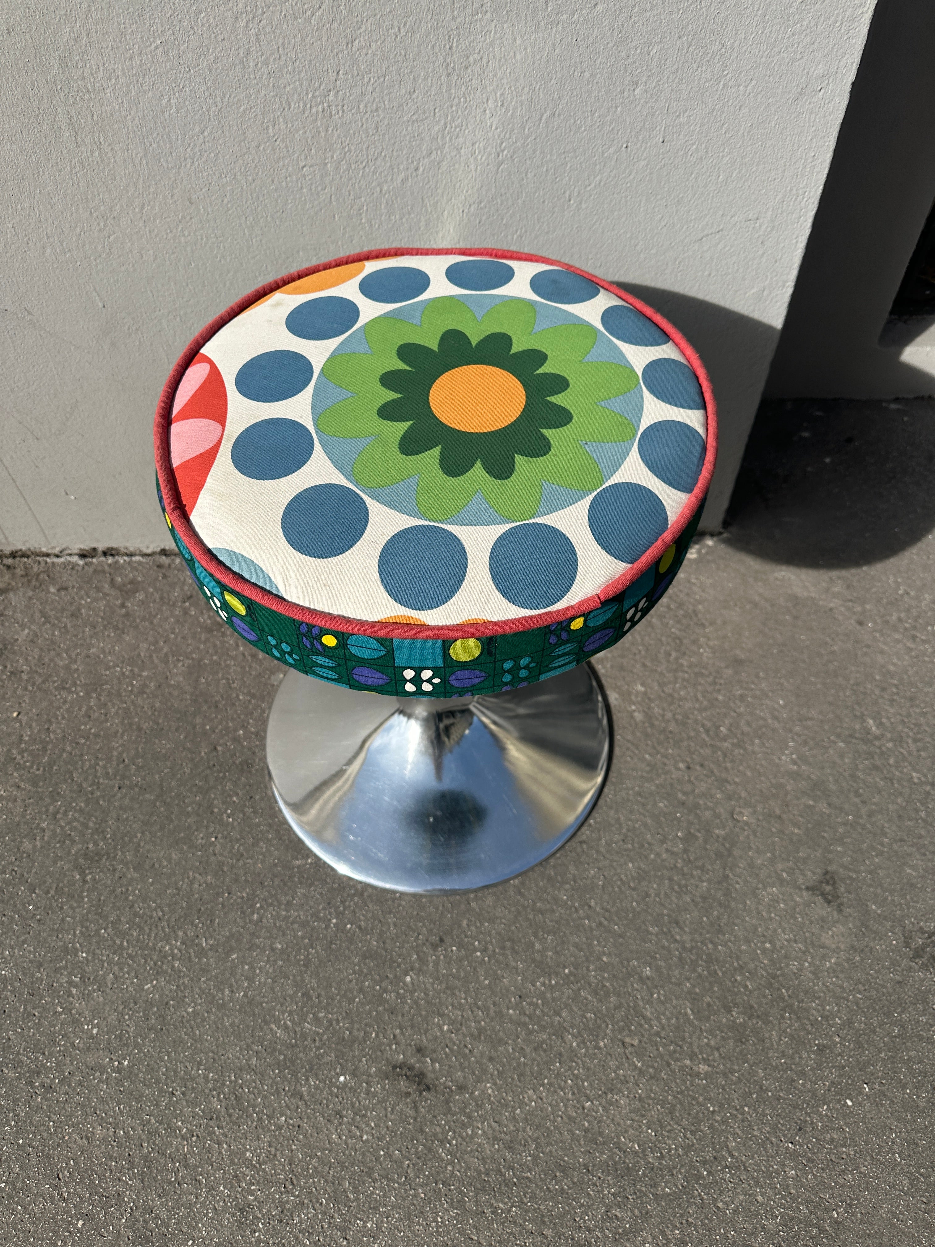Mid-Century Hocker mit Tulpenfuß und buntem Retro-Stoff