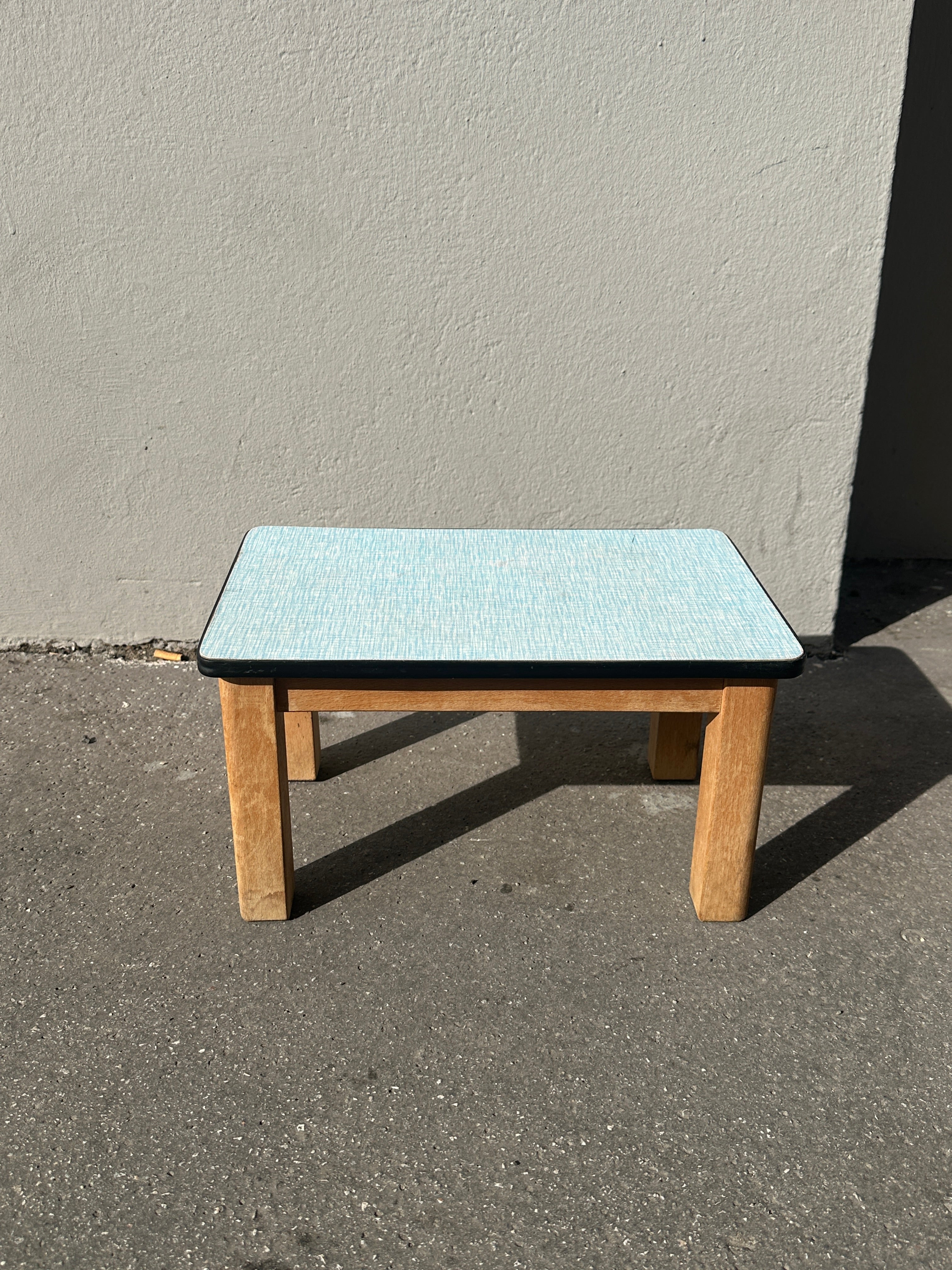 Vintage Hocker / Fußschemel mit hellblauer Formica-Platte