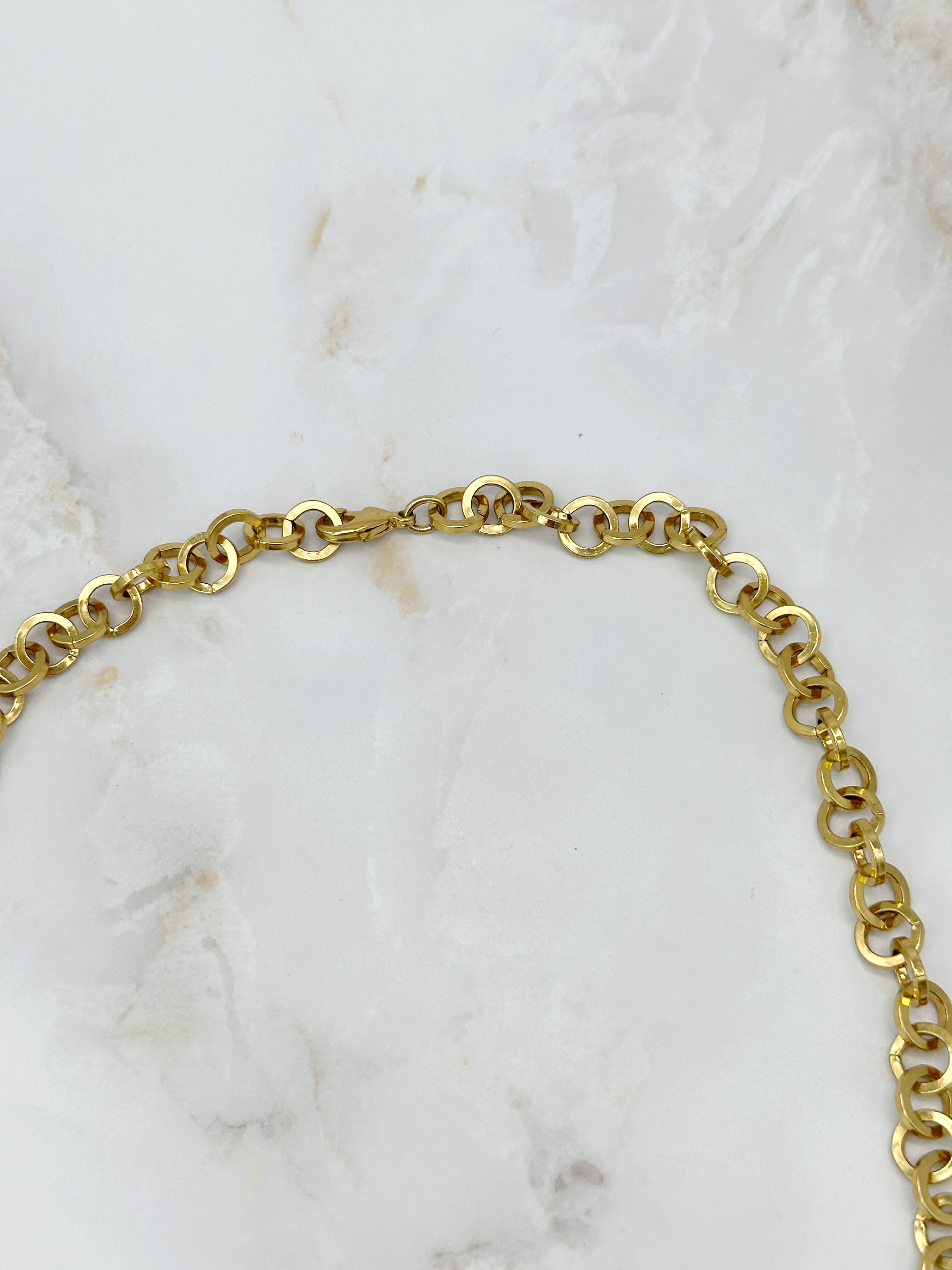 Classic, gold-plated link chain with round elements