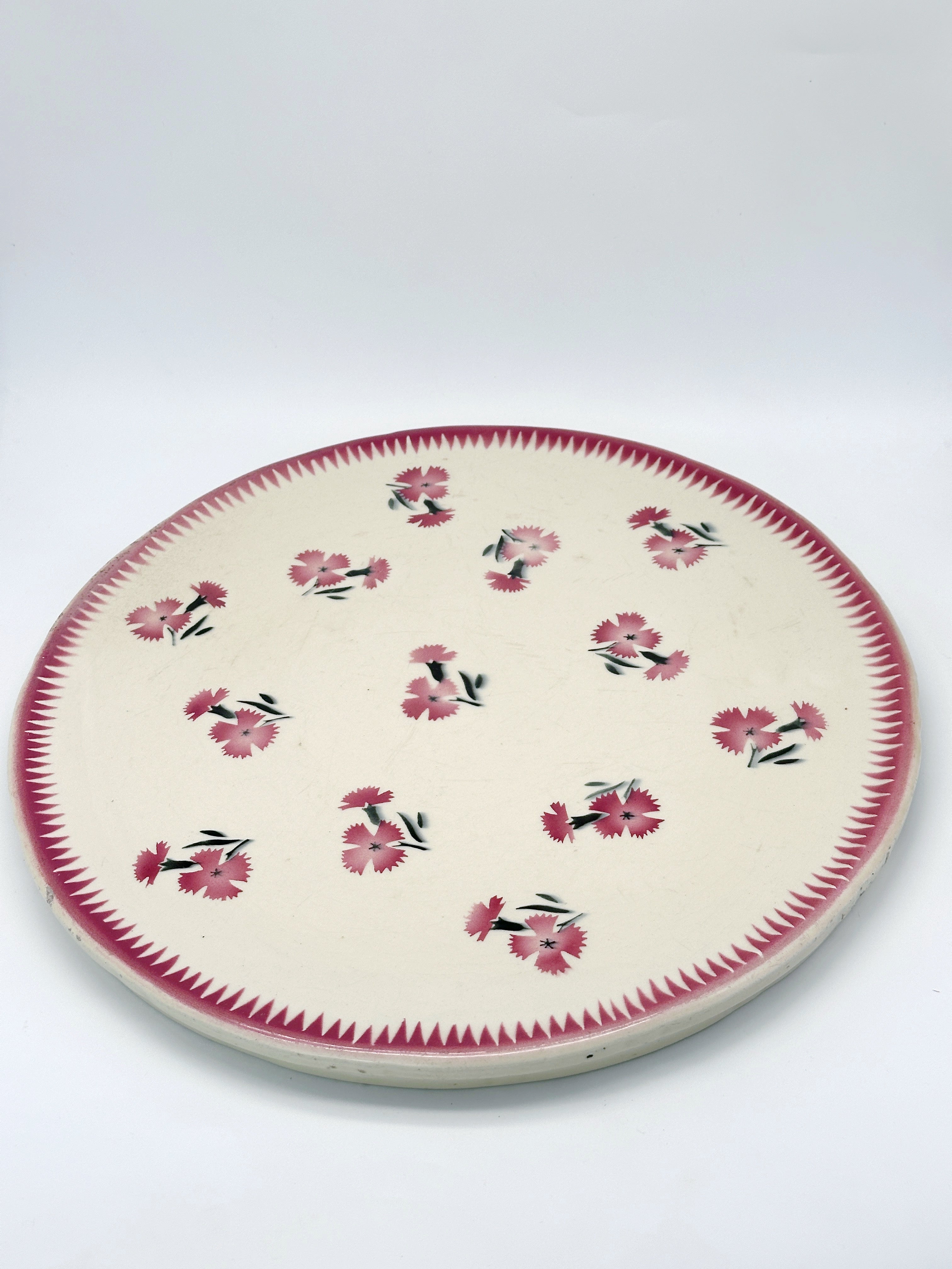 Vintage Kuchenplatte aus Keramik in Gelb mit rotem und schwarzem Blütenmotiv – Kunsthandel Pichler