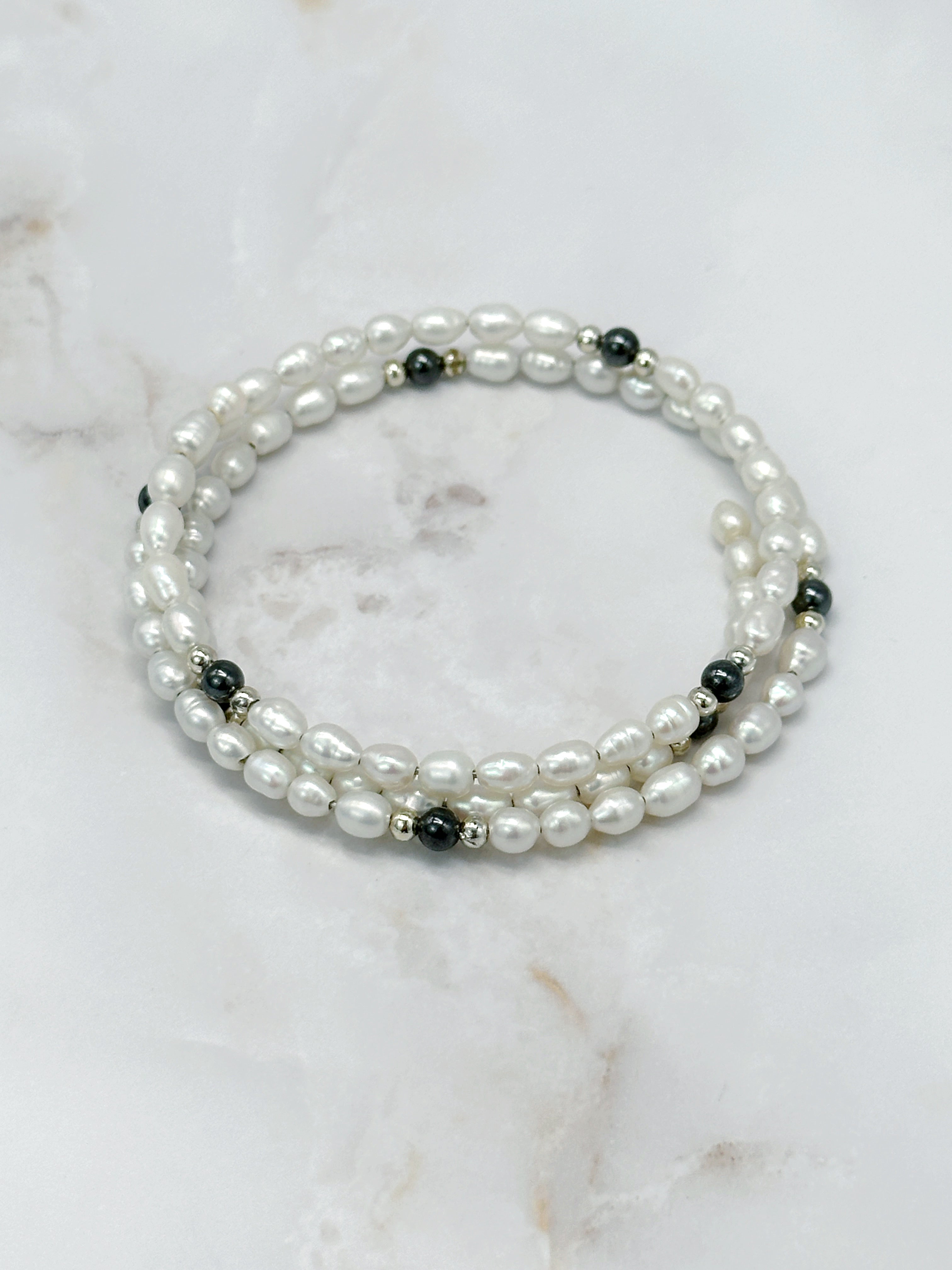 Flexibler Armreif mit Kunstperlen und Hämatit