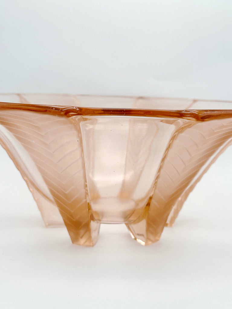 Pink fruit bowl made of Rosalin glass, around 1940
