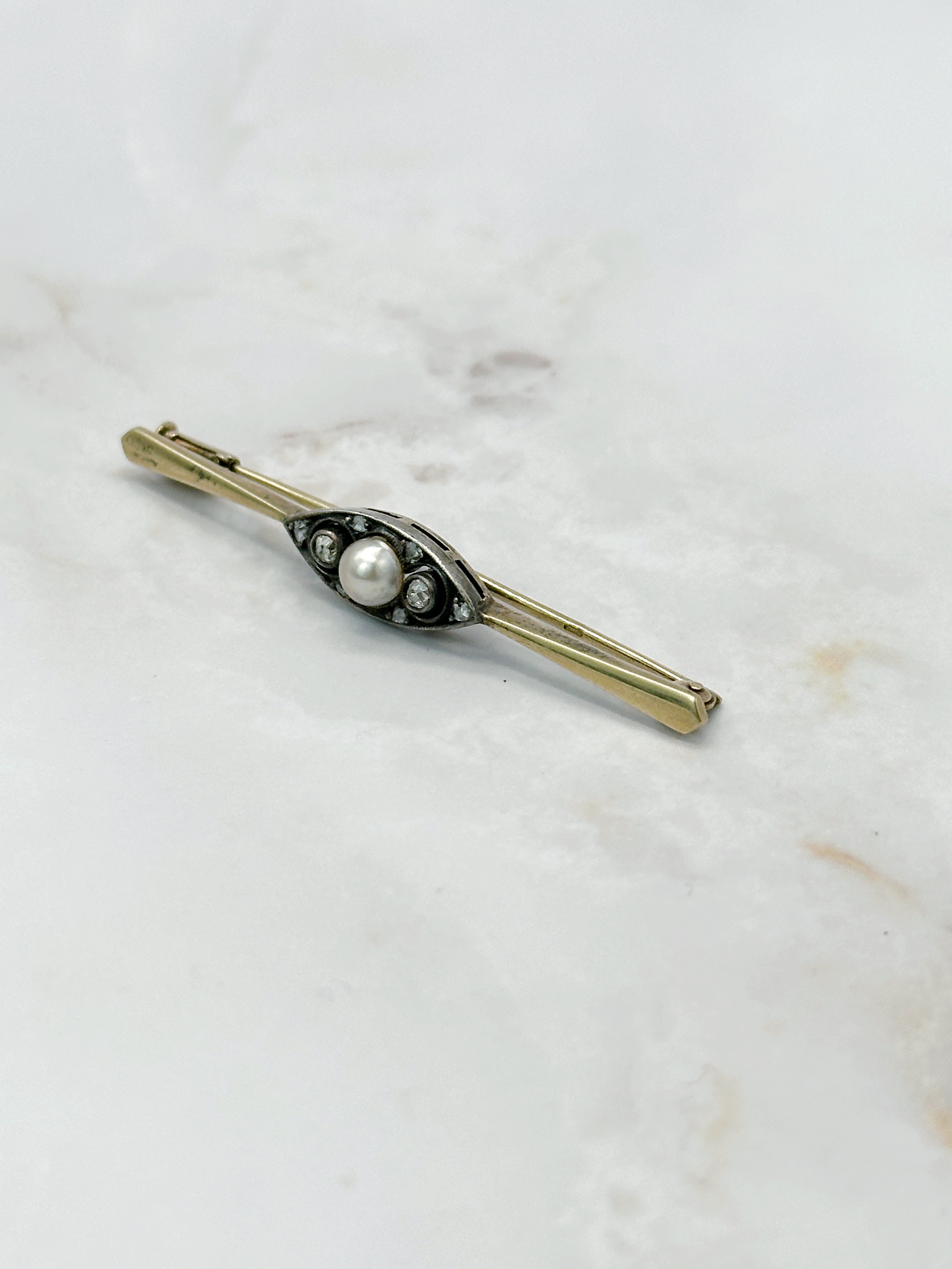 Bar brooch with pearl & diamond