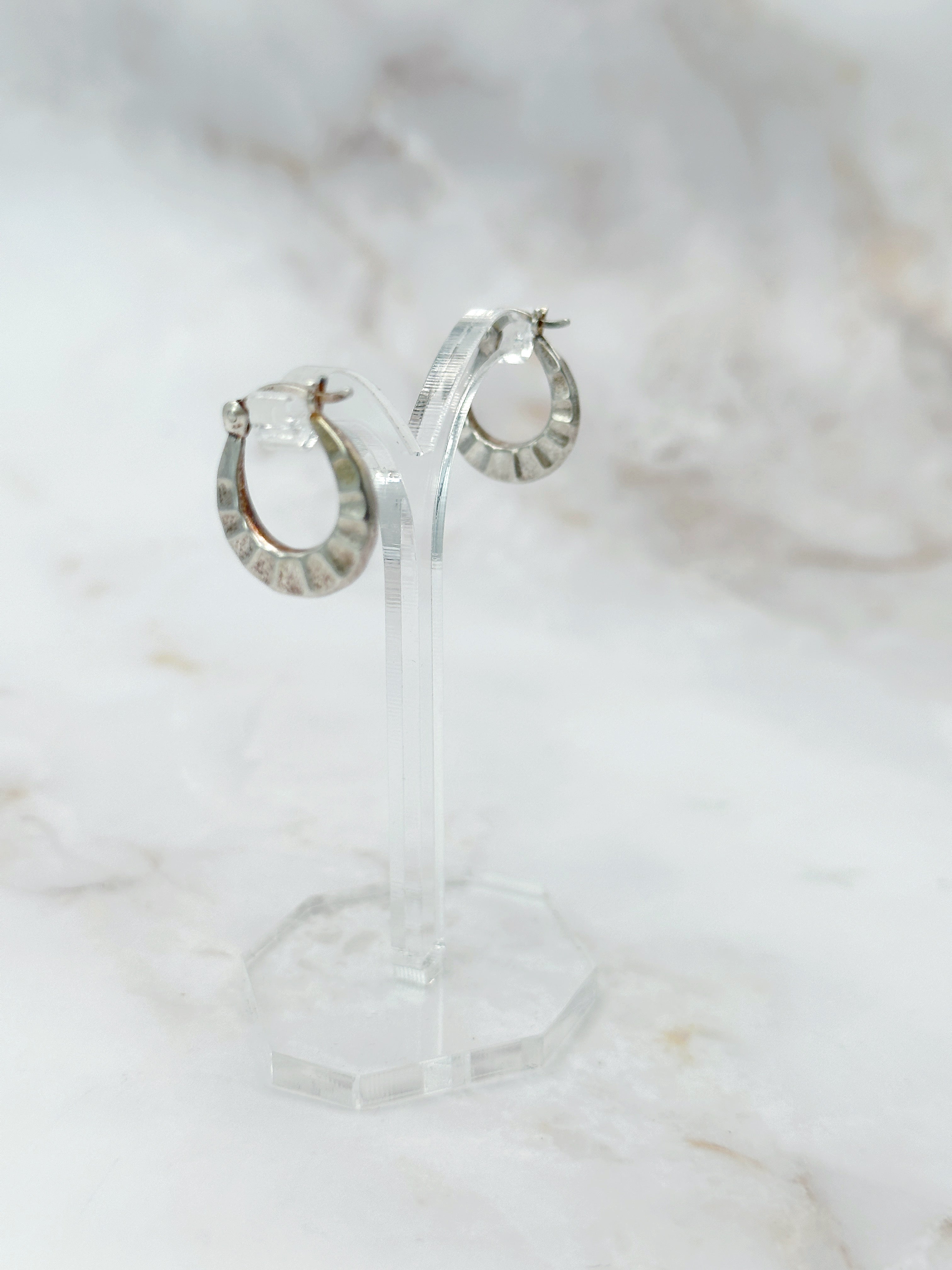 Zeitlose Silbercreolen mit feiner Rillenstruktur