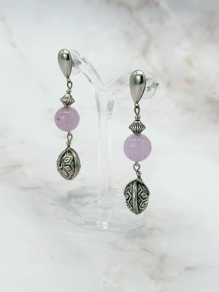 Zauberhafte Akzente: Vintage Ohrringe mit versilberten Teilen und fliederfarbenem Glas