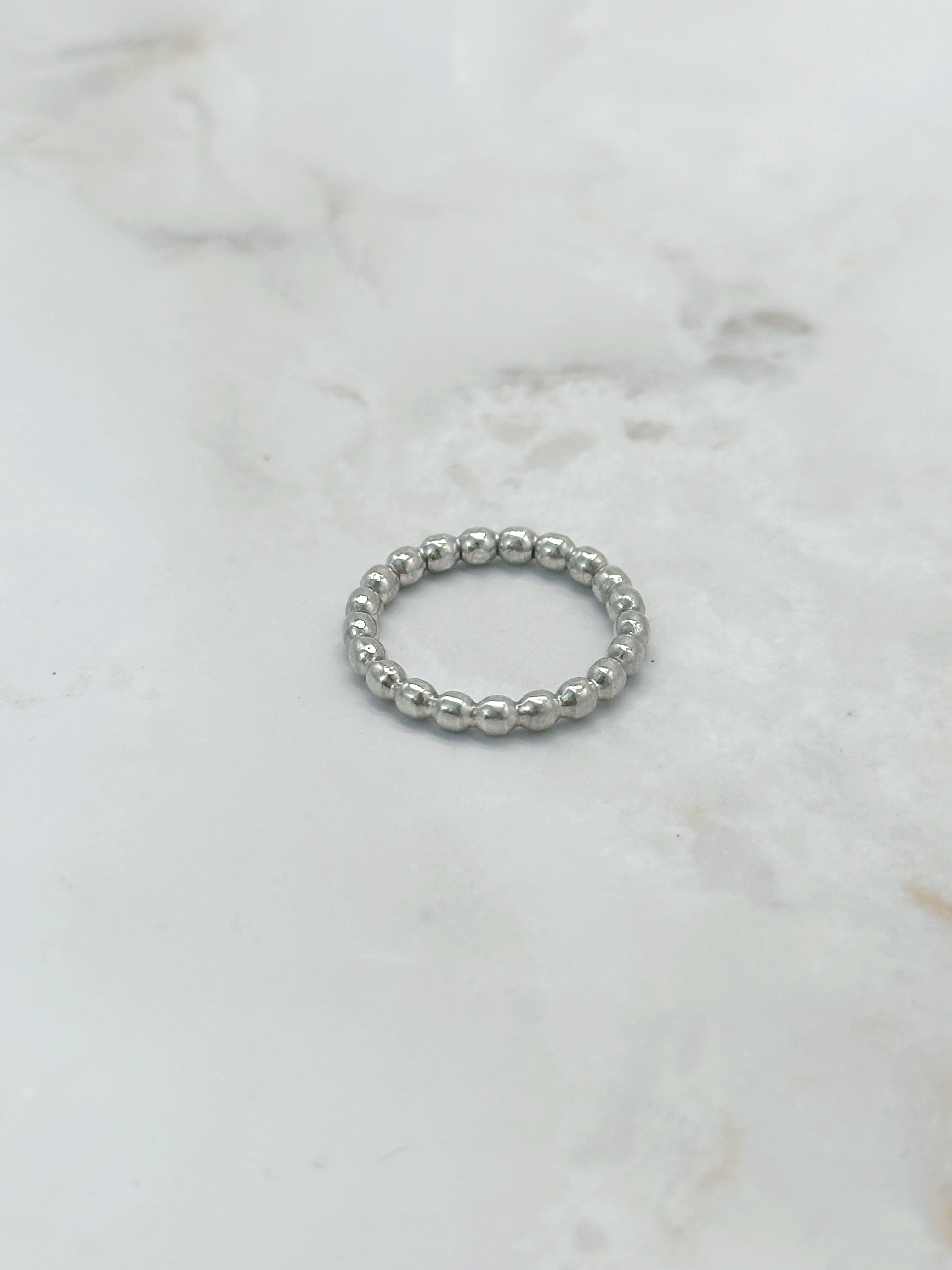 Zarter Vintage Silberring in moderner Kugelform