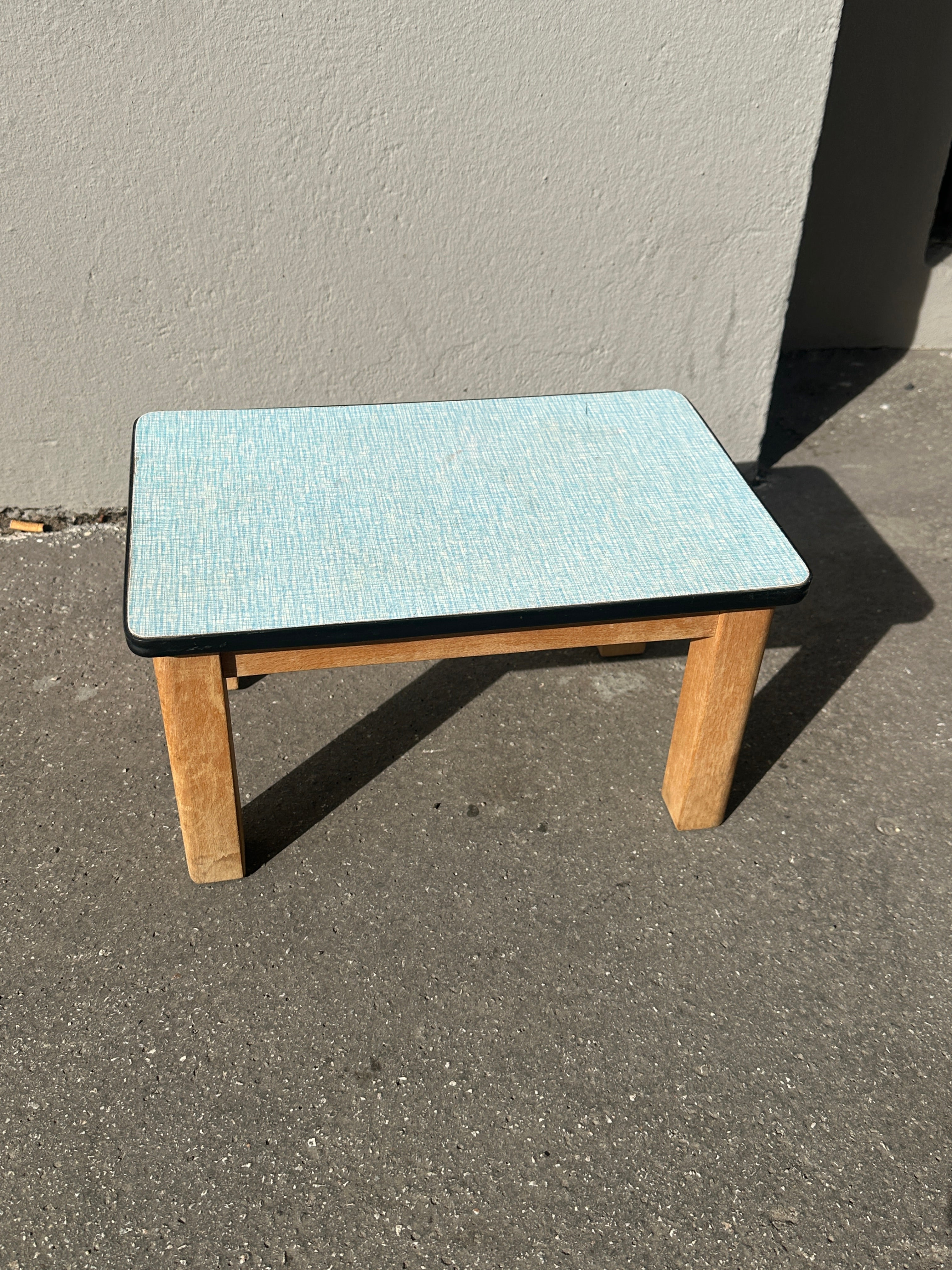 Vintage Hocker / Fußschemel mit hellblauer Formica-Platte