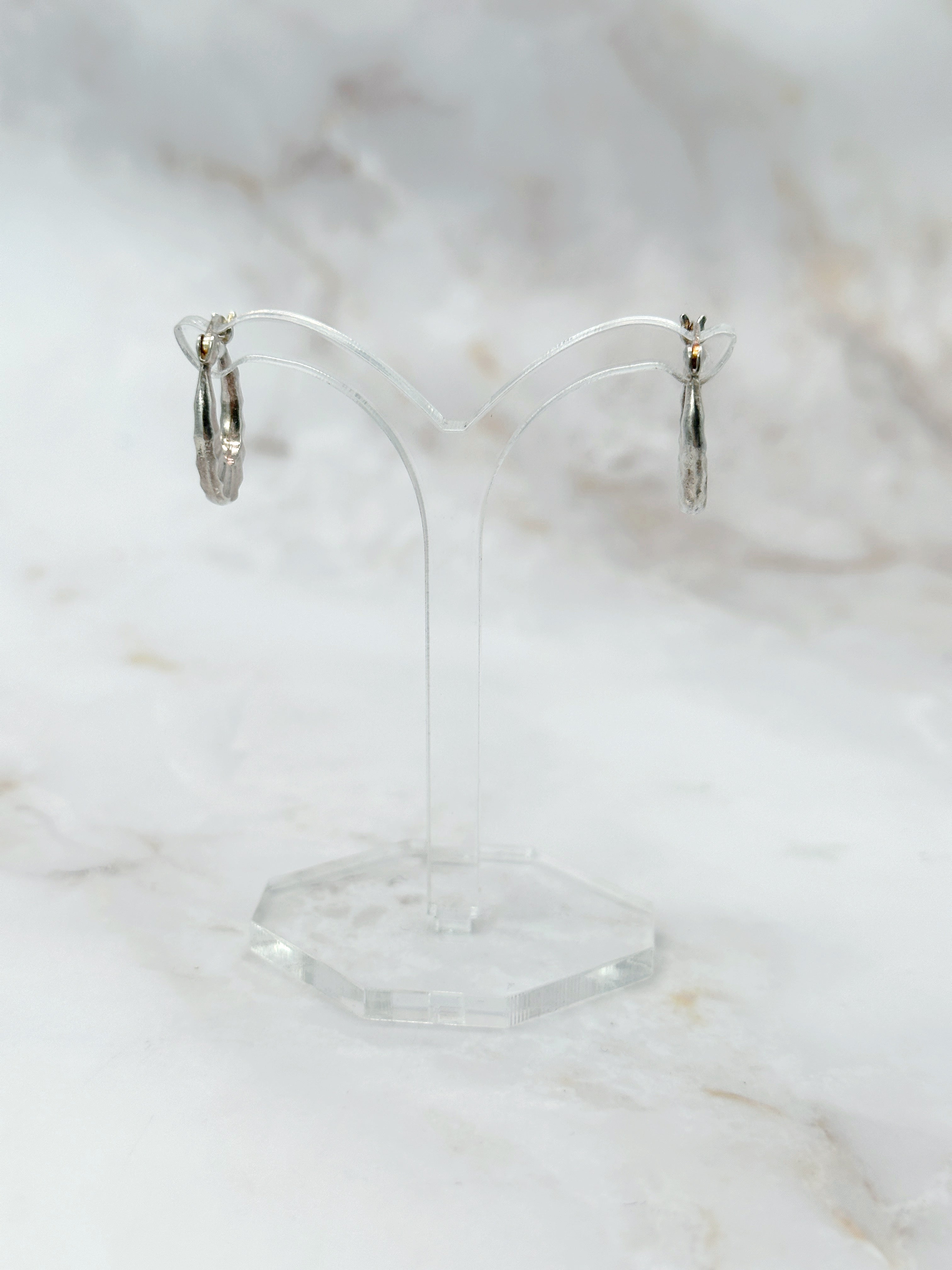 Zeitlose Silbercreolen mit feiner Rillenstruktur