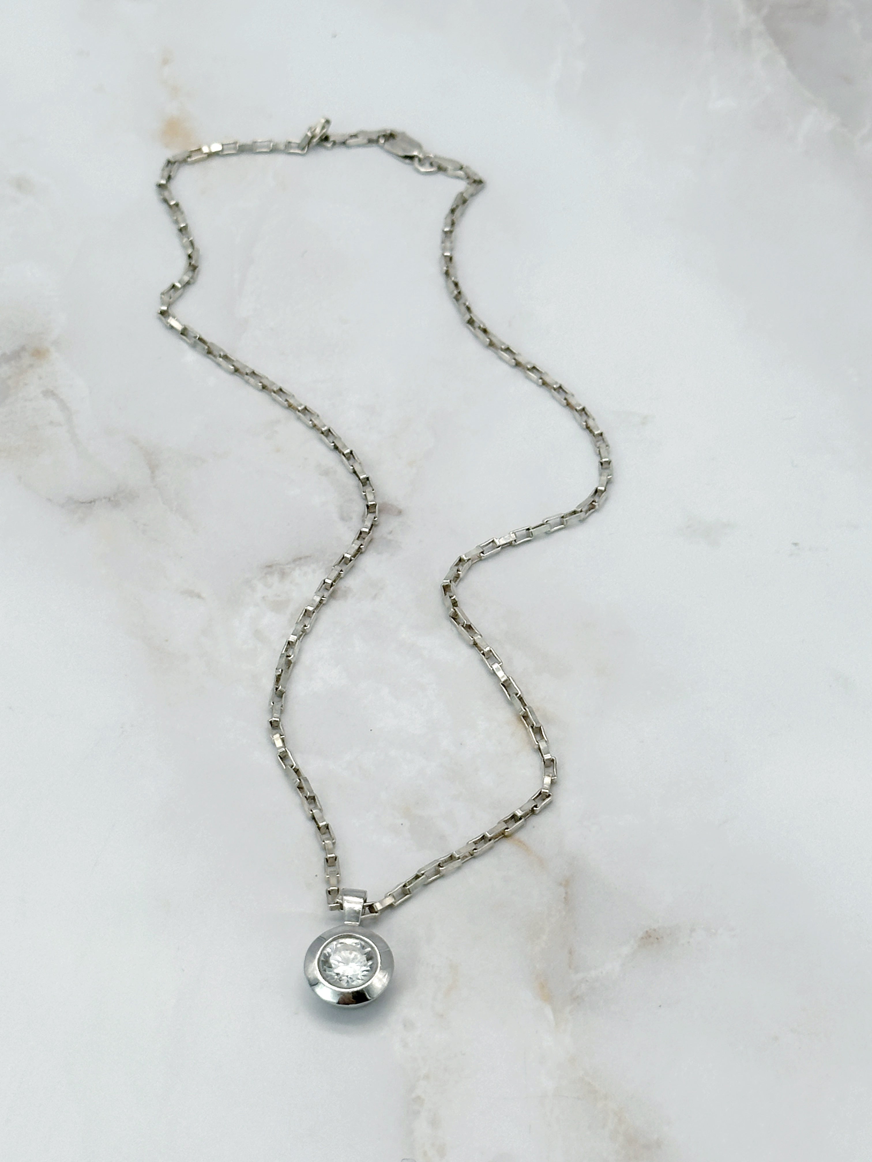 Zarte Silberhalskette mit funkelndem Zirkonia-Solitär