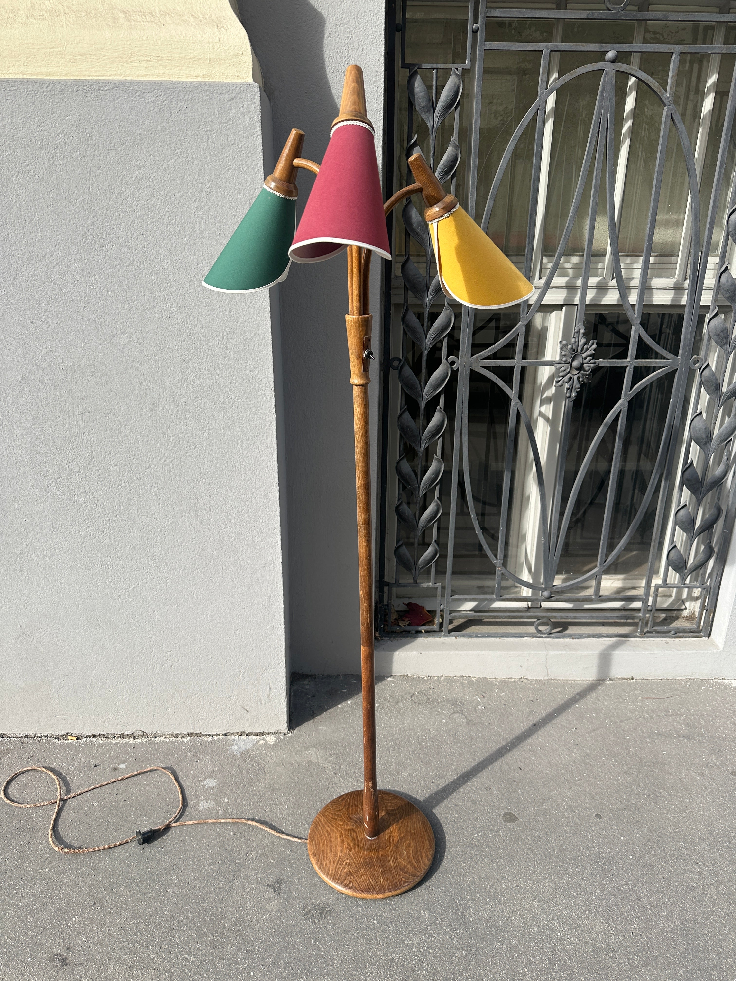 Vintage Tütenlampe aus Holz mit farbigen Schirmen