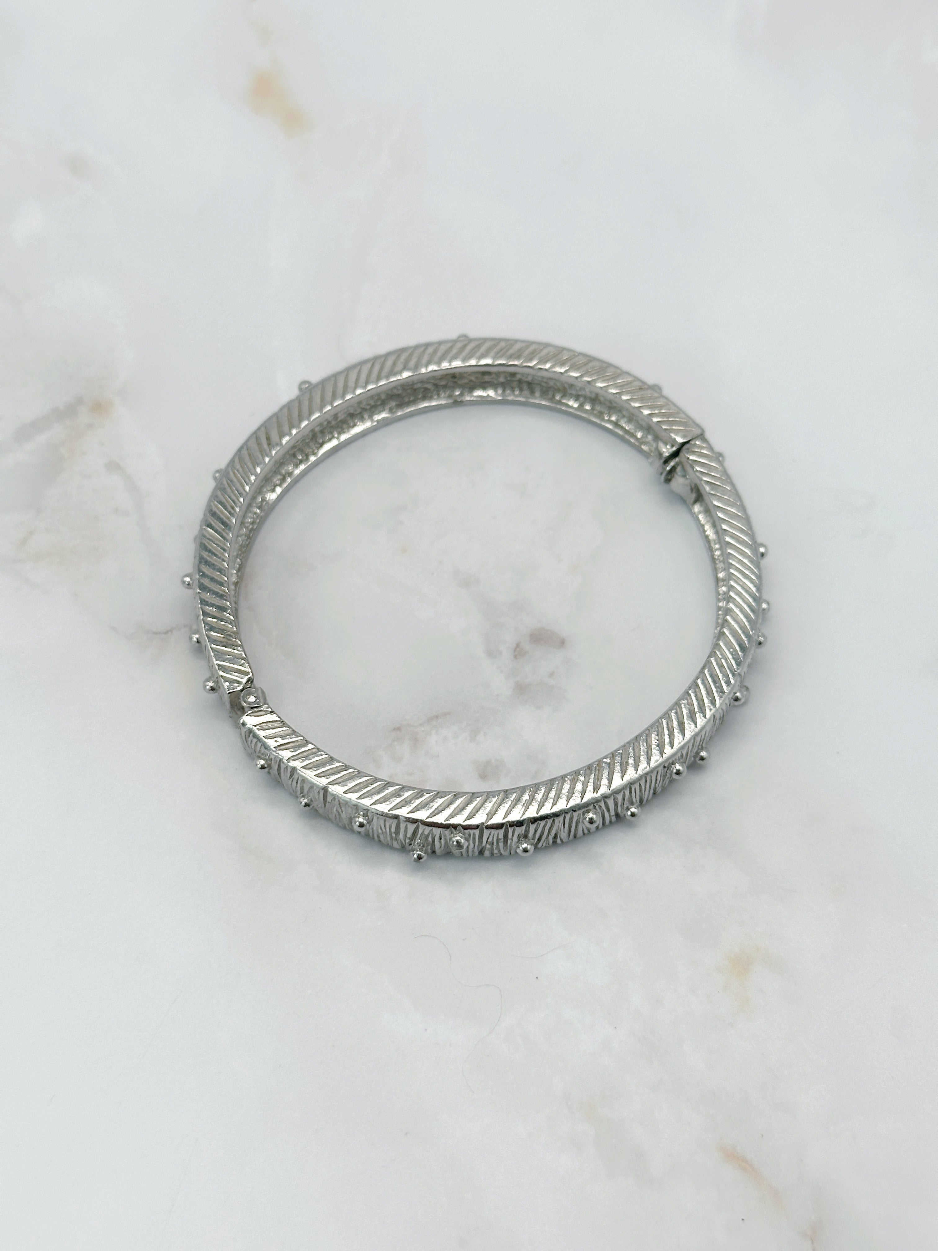 Klappbare Vintage Armspange in Silberoptik mit Nieten-Besatz