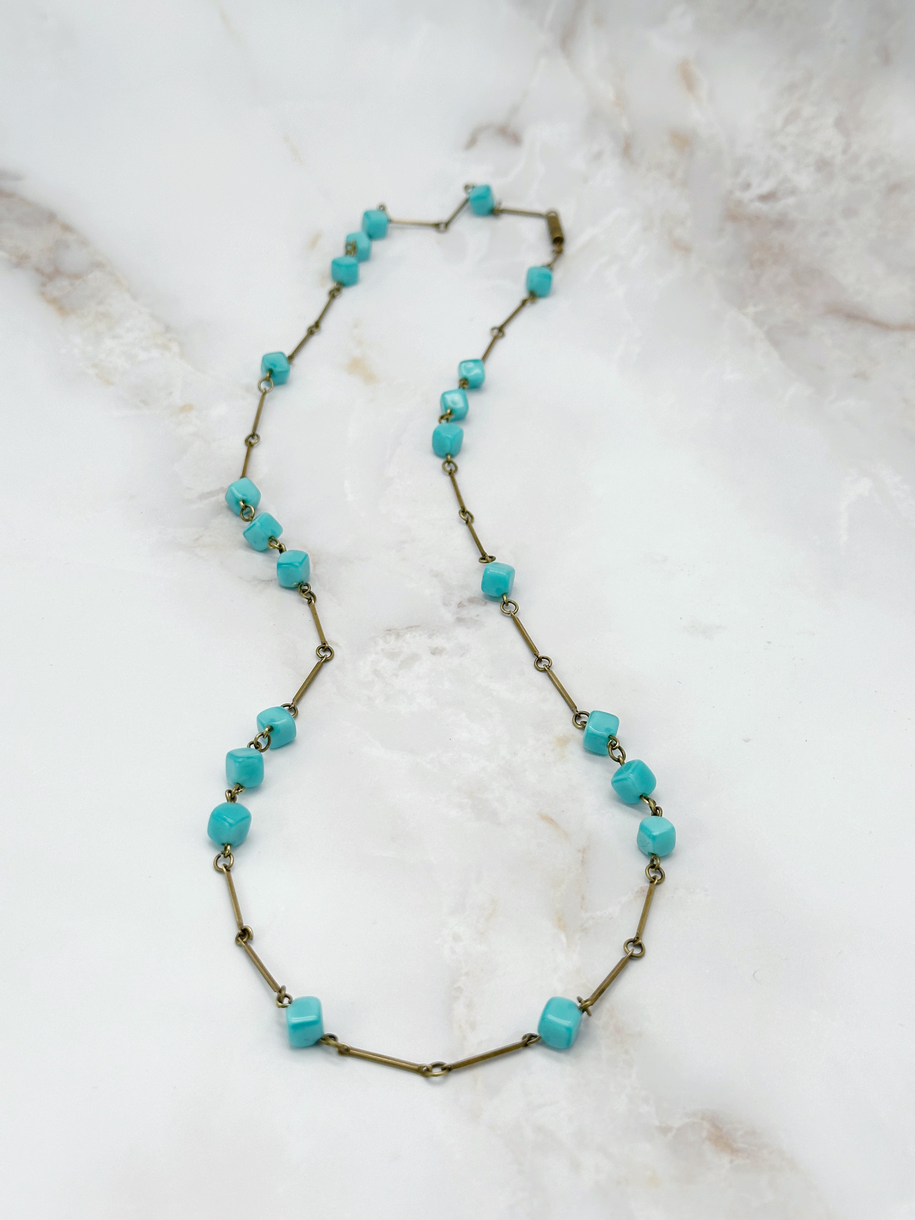 Lange Vintage Halskette mit türkisfarbenen Glasperlen