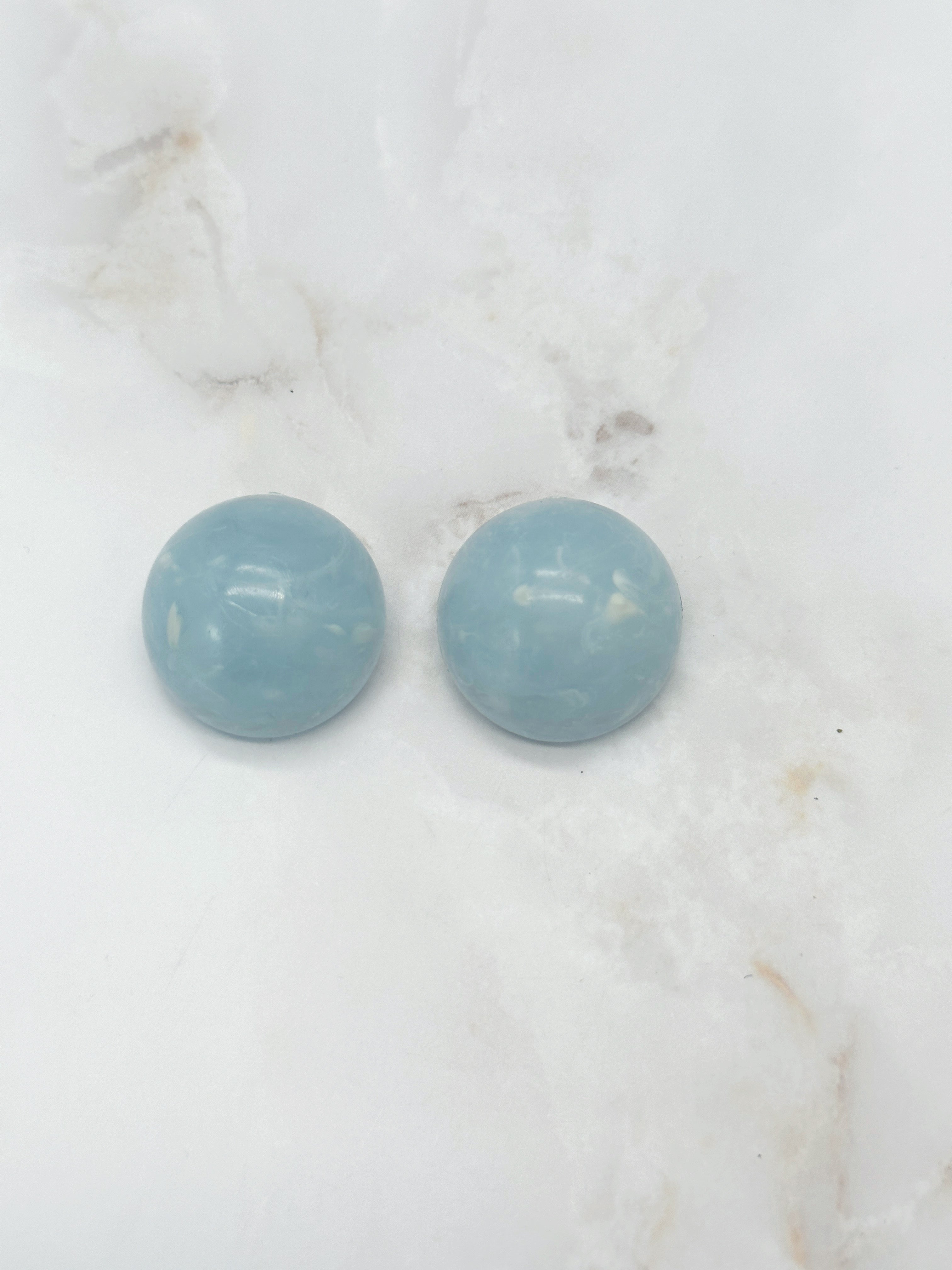 Runde Lucite Ohrclips in Türkis oder Eisblau