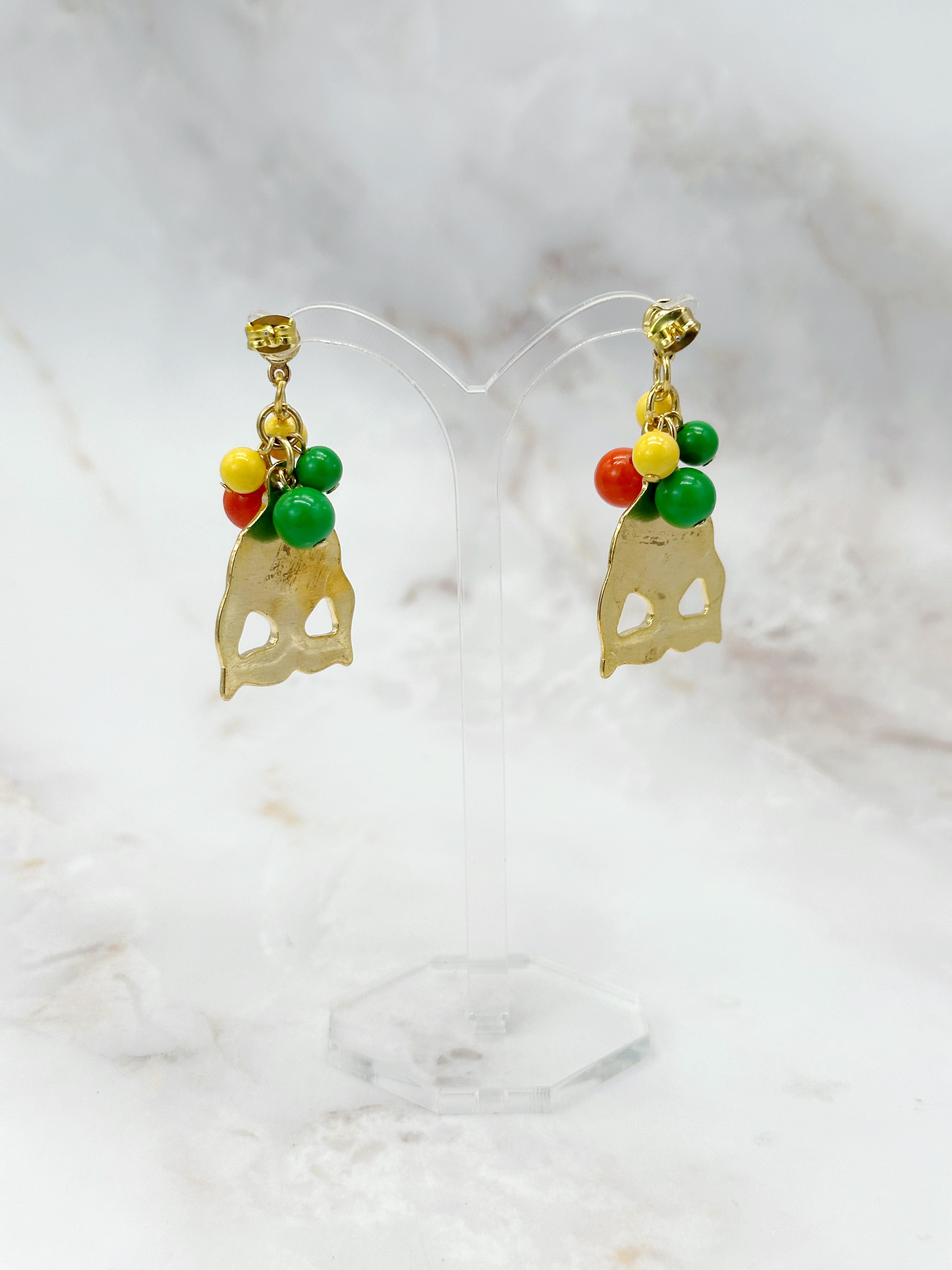 Ohrstecker mit goldfarbenem Fisch und bunten Perlchen
