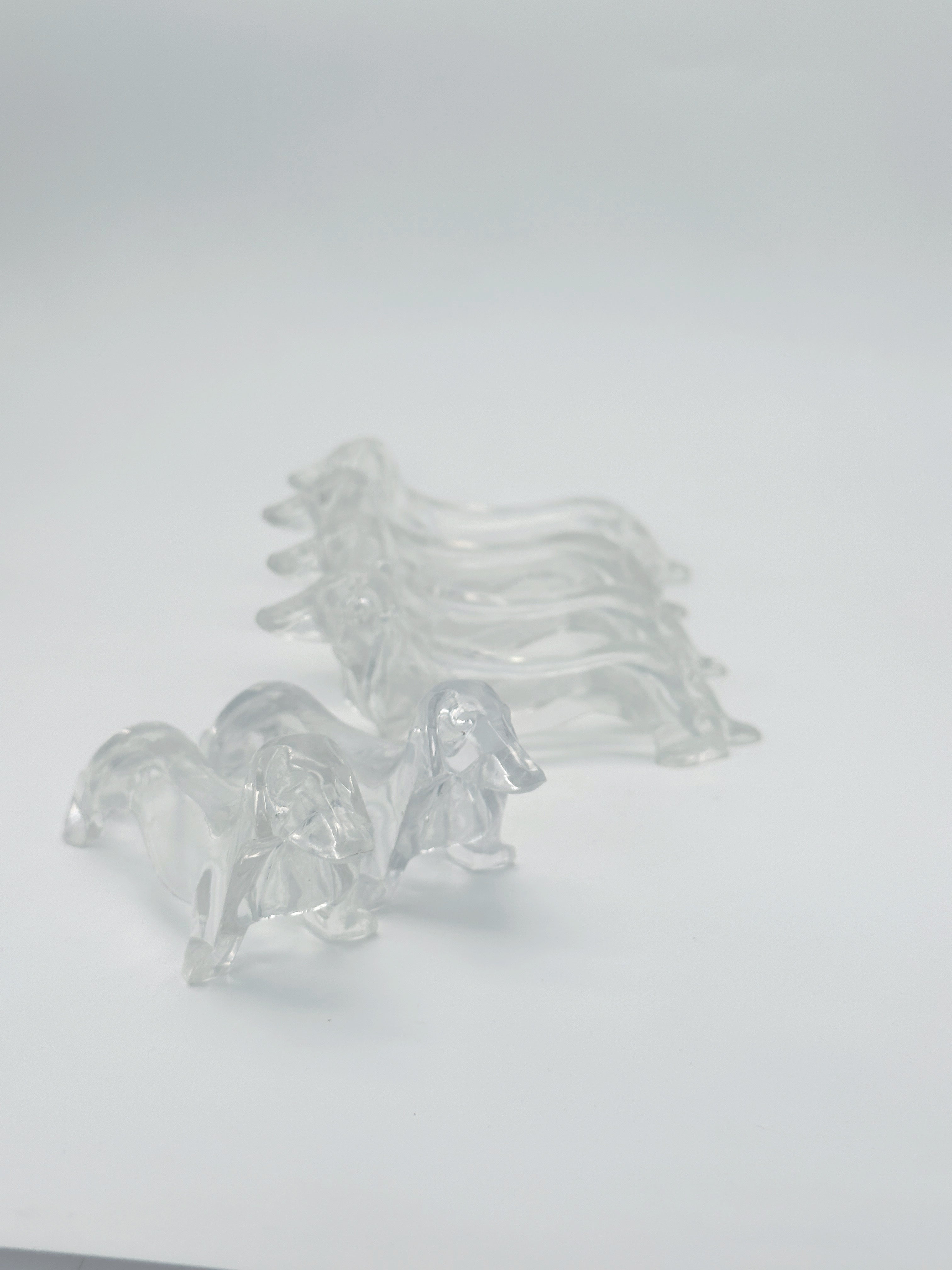 6 Messerbänkchen mit Dackelmotiv aus Plexiglas um 1960/70