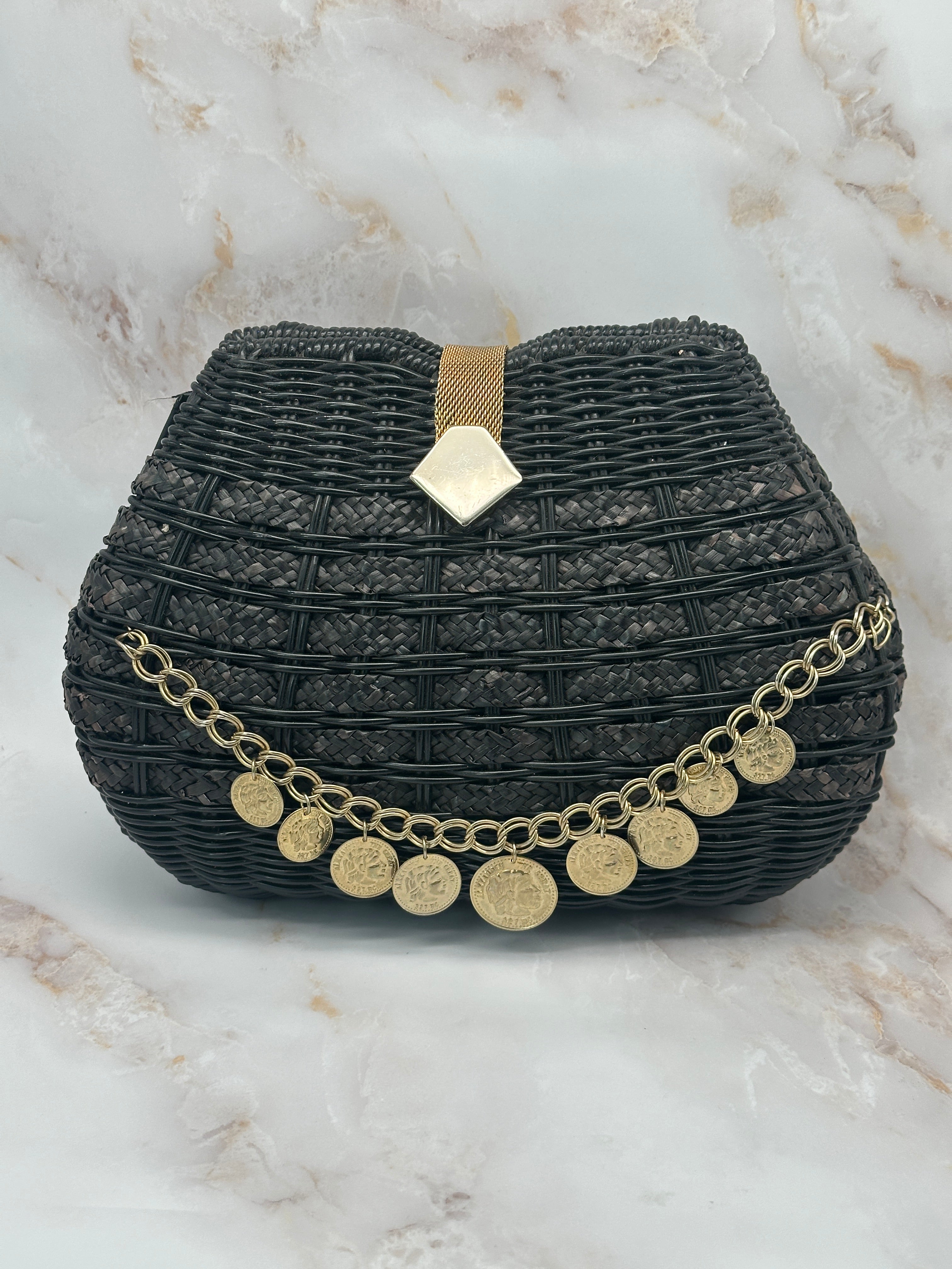 Schwarze geflochtene Vintage Handtasche mit vergoldeten Münzen