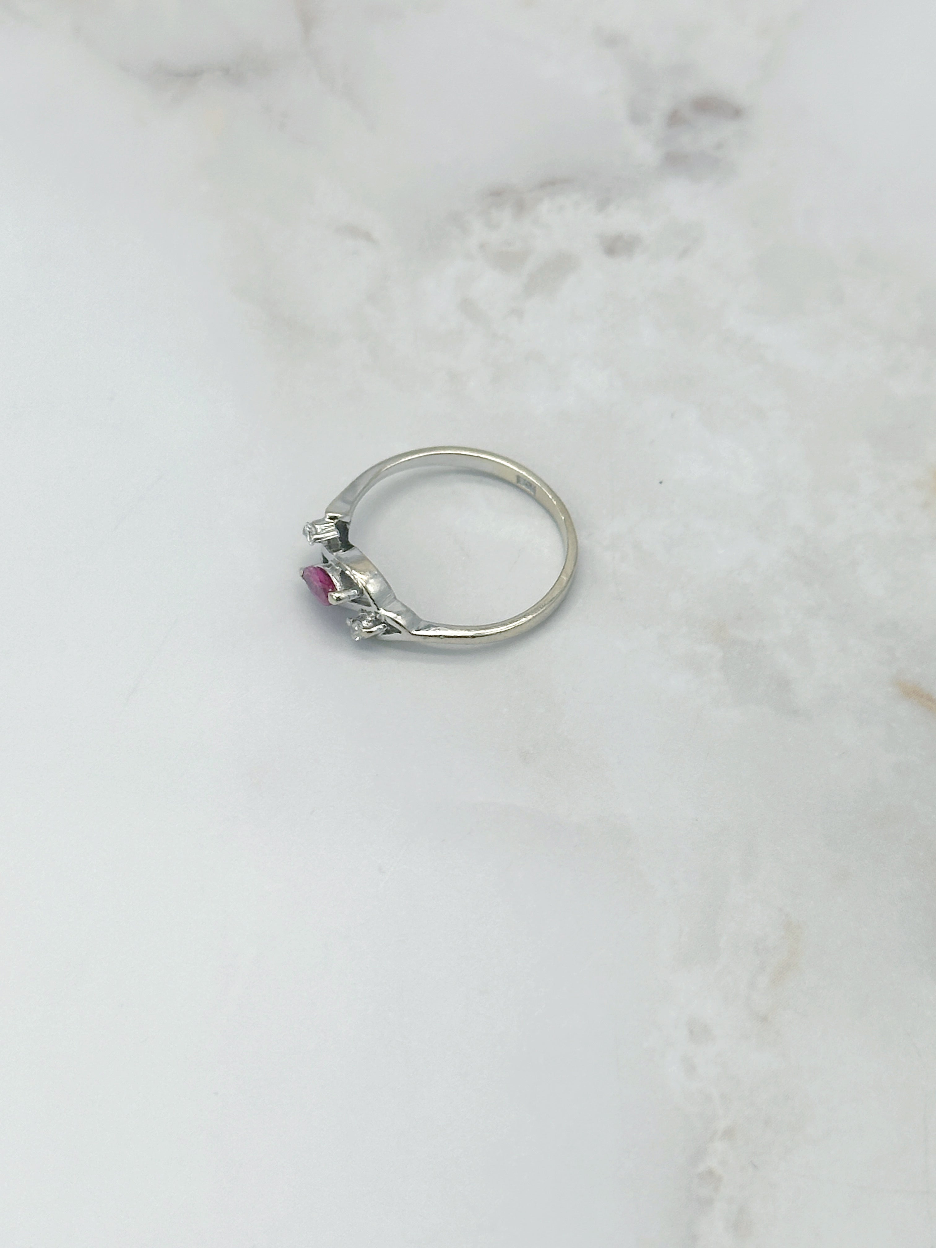 Zarter Vintage Ring in 585 Weißgold mit Rubin und Diamanten