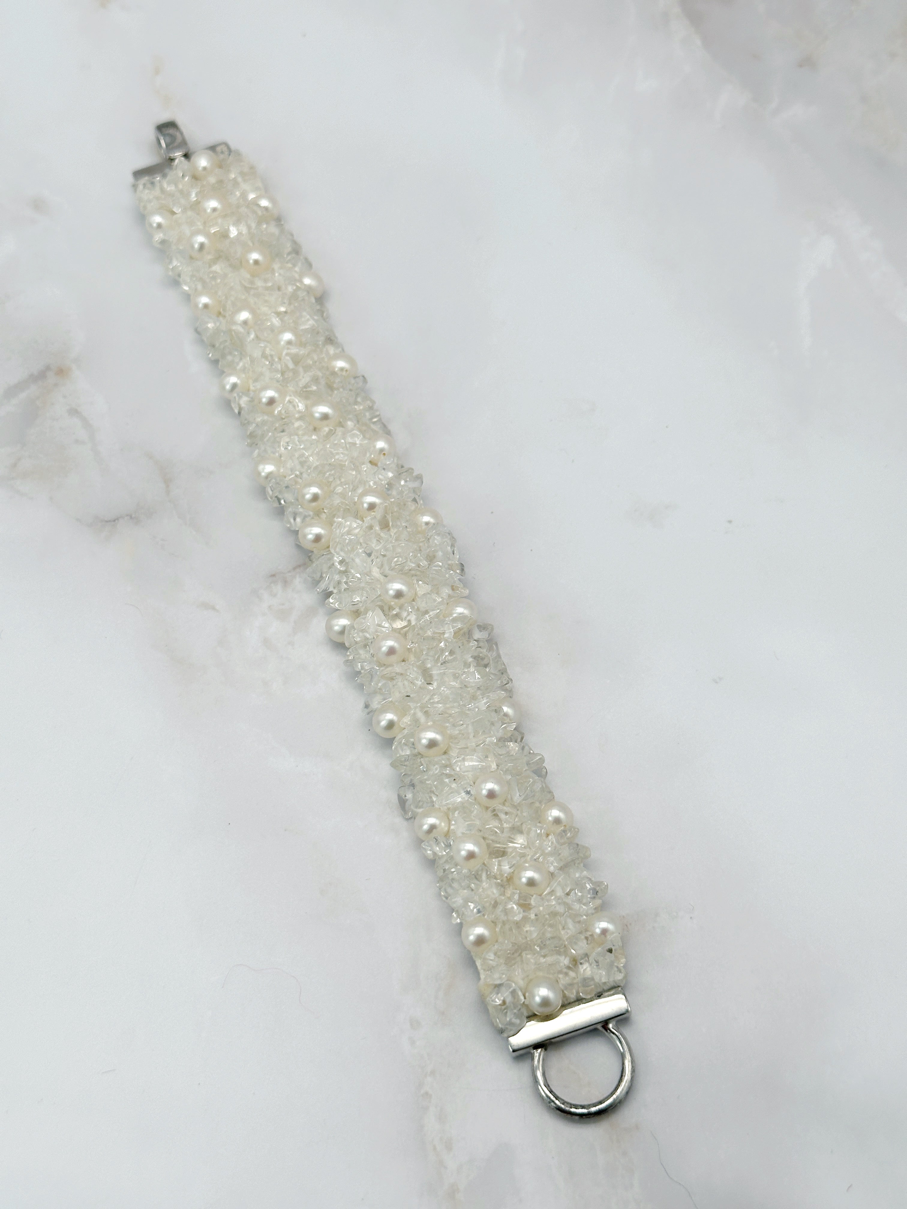 Weißes Vintage Stoff-Armband mit Glaselementen & Perlen